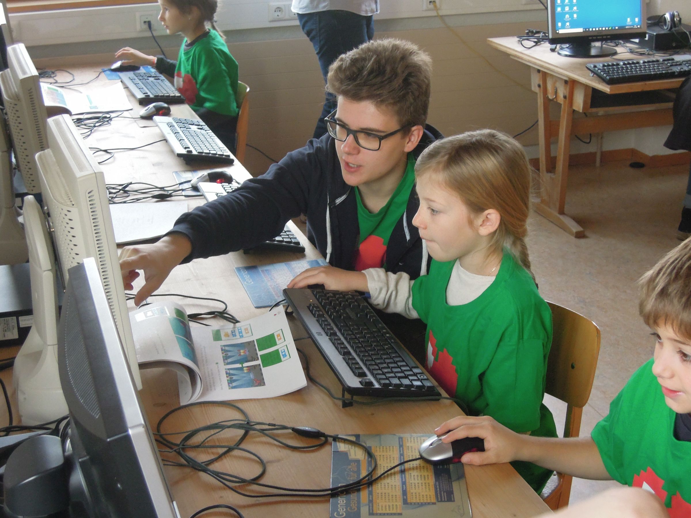 Einen Einblick in die Programmierung boten BORG-Schüler den Hittisauer Volksschulkindern. Einen Einblick in die Programmierung boten BORG-Schüler den Hittisauer Volksschulkindern.