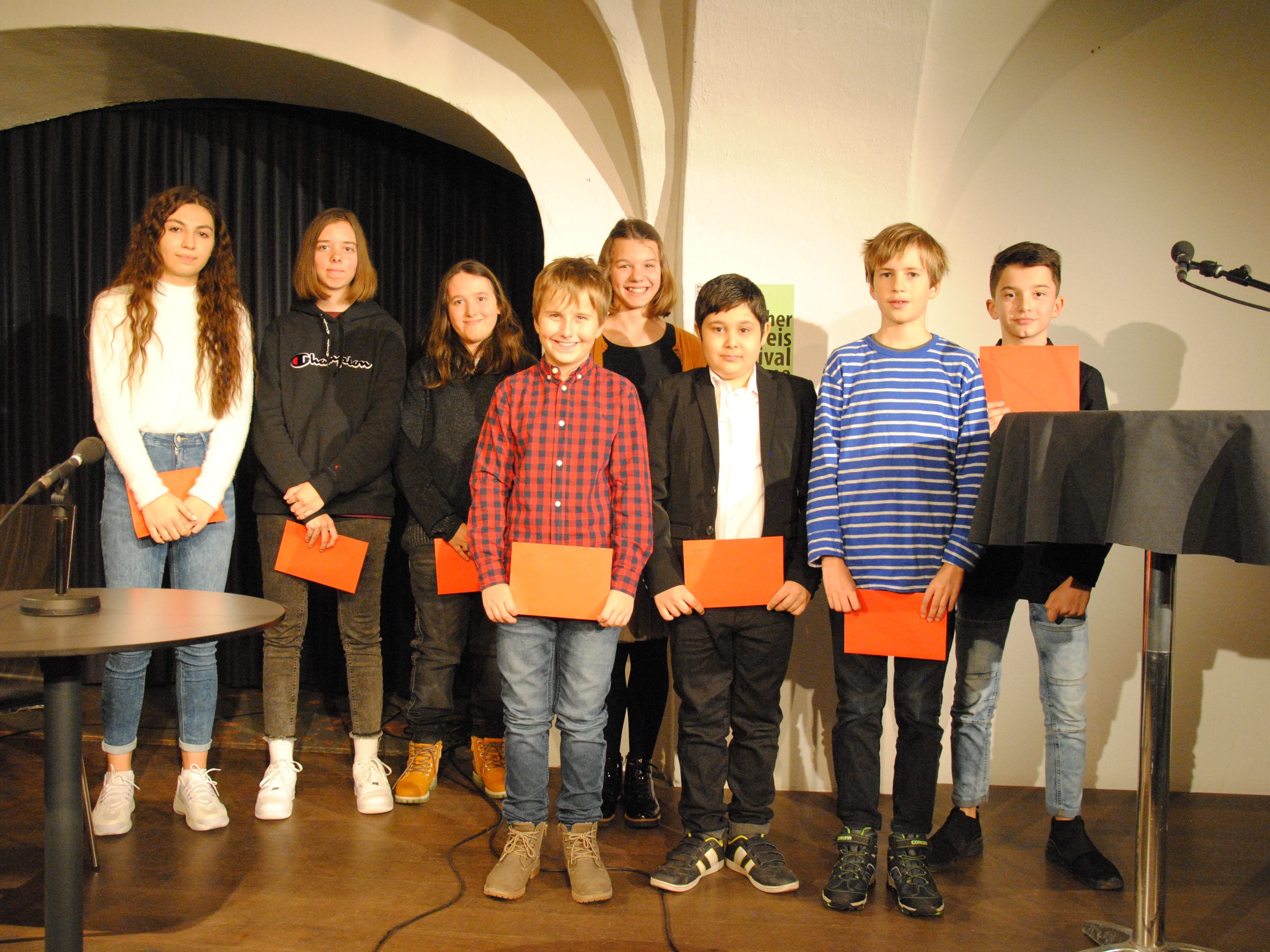 Die "Absolutely" Jugend-Preisträger: Aslihan Duyar, Andelina Palackovic, Patric Gugl, Linus Tirroniemi, Elina Nachbaur, Kenan Eve Tas, Julian Helleman, David Benvenuti. Die "Absolutely" Jugend-Preisträger: Aslihan Duyar, Andelina Palackovic, Patric Gugl, Linus Tirroniemi, Elina Nachbaur, Kenan Eve Tas, Julian Helleman, David Benvenuti.