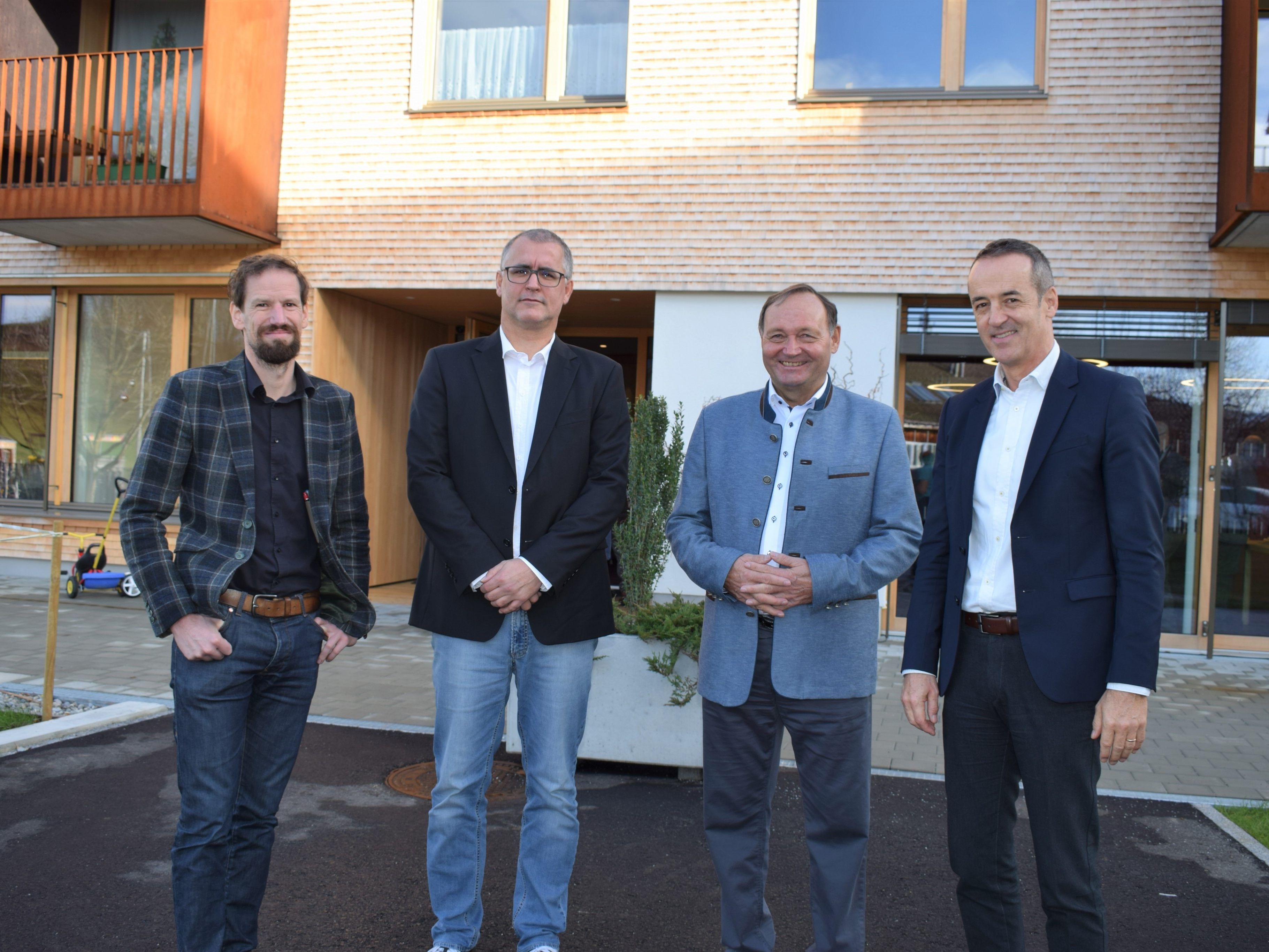 Architekt Georg Bechter, Peter Hämmerle (Vlbg. Landesregierung), Bgm. Kurt Krottenhammer und GF Hans Peter Lorenz freuten sich über das gelungene Projekt.