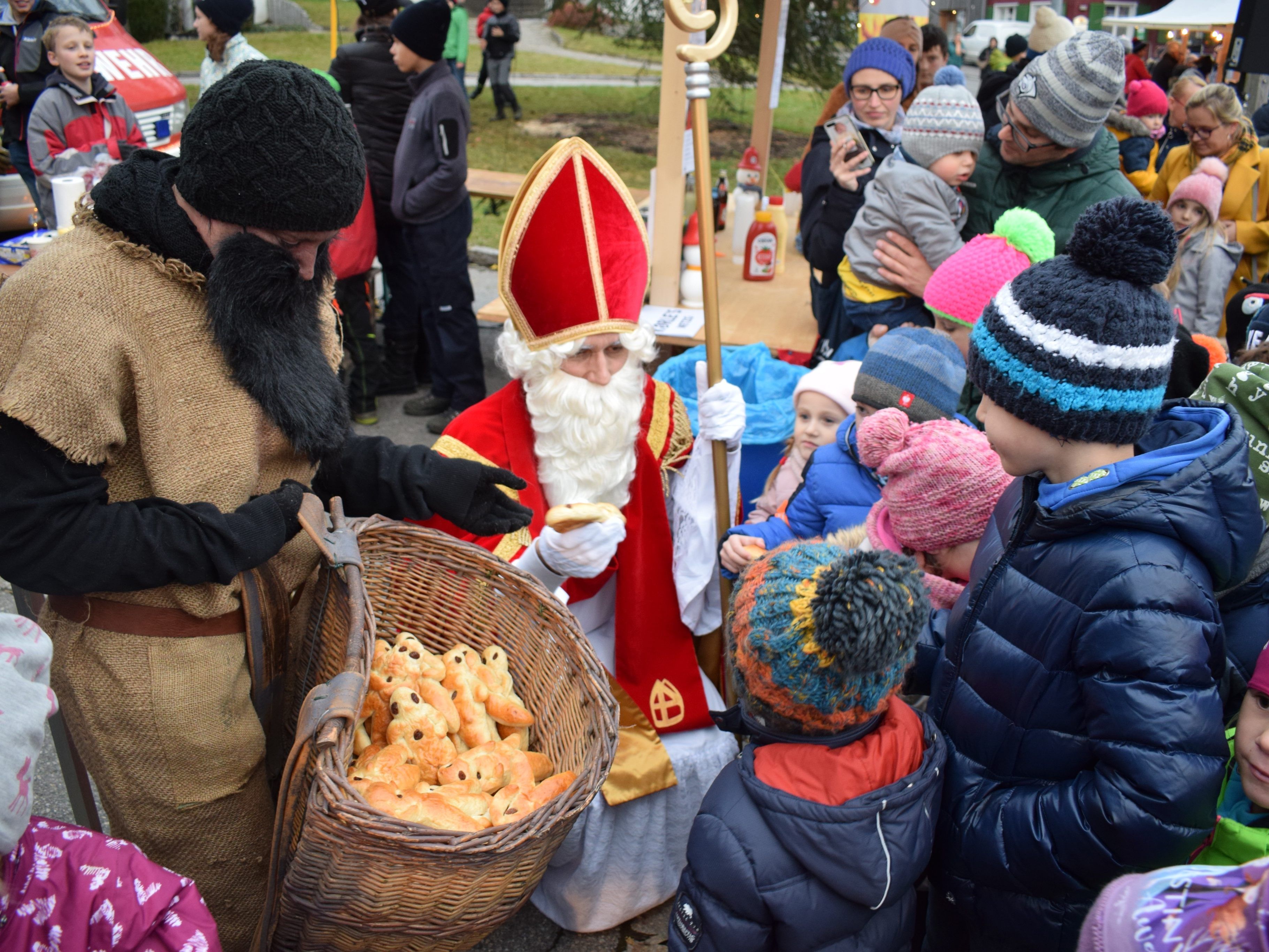 Der Nikolaus verteilt beim Adventmarkt „Klosomännle“ an alle Kinder.