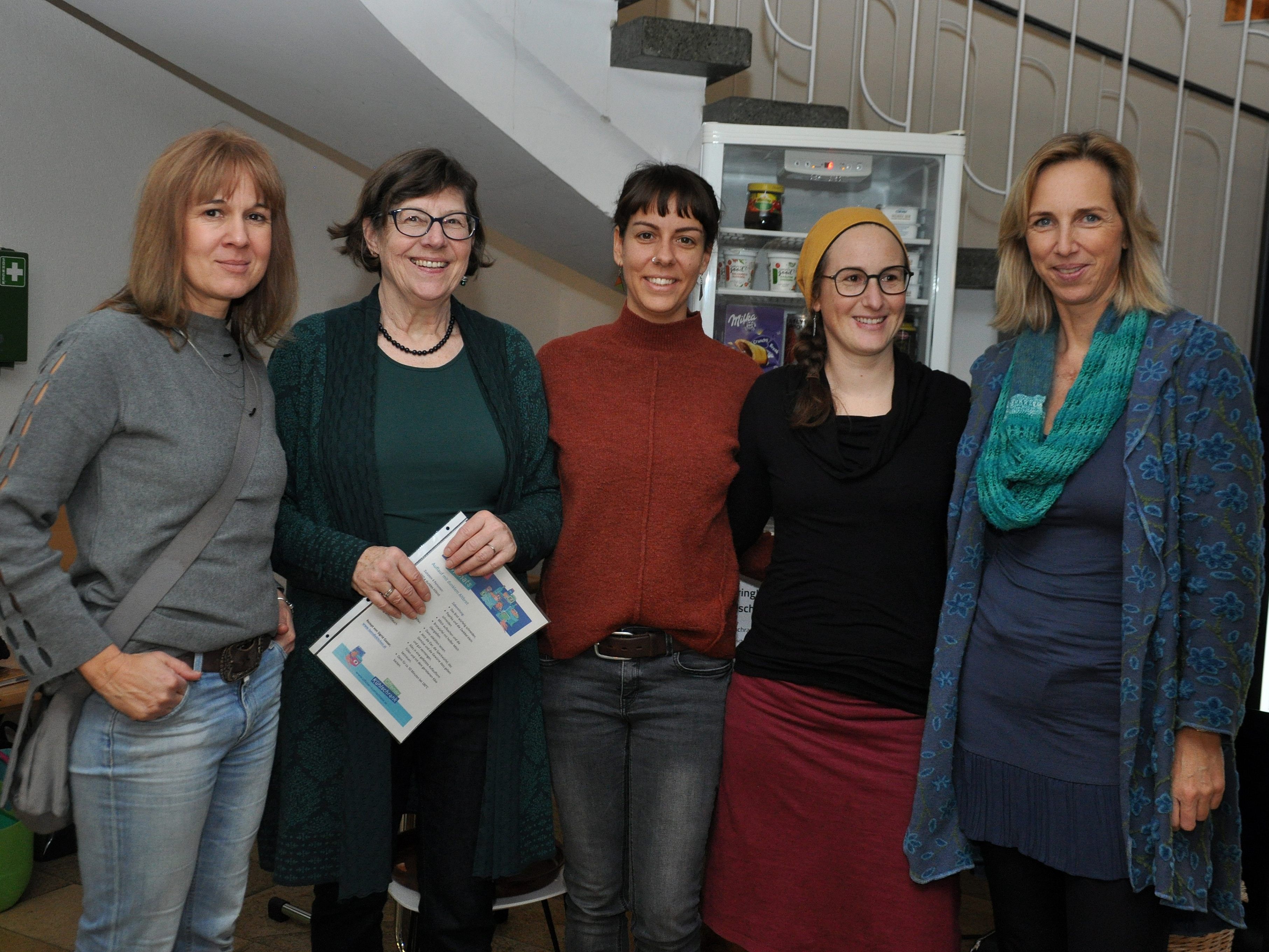 Das Team des Offenen Kühlschranks mit der Familienzentrumskoordinatorin Sabine Natter-Müller. Das Team des Offenen Kühlschranks mit der Familienzentrumskoordinatorin Sabine Natter-Müller.