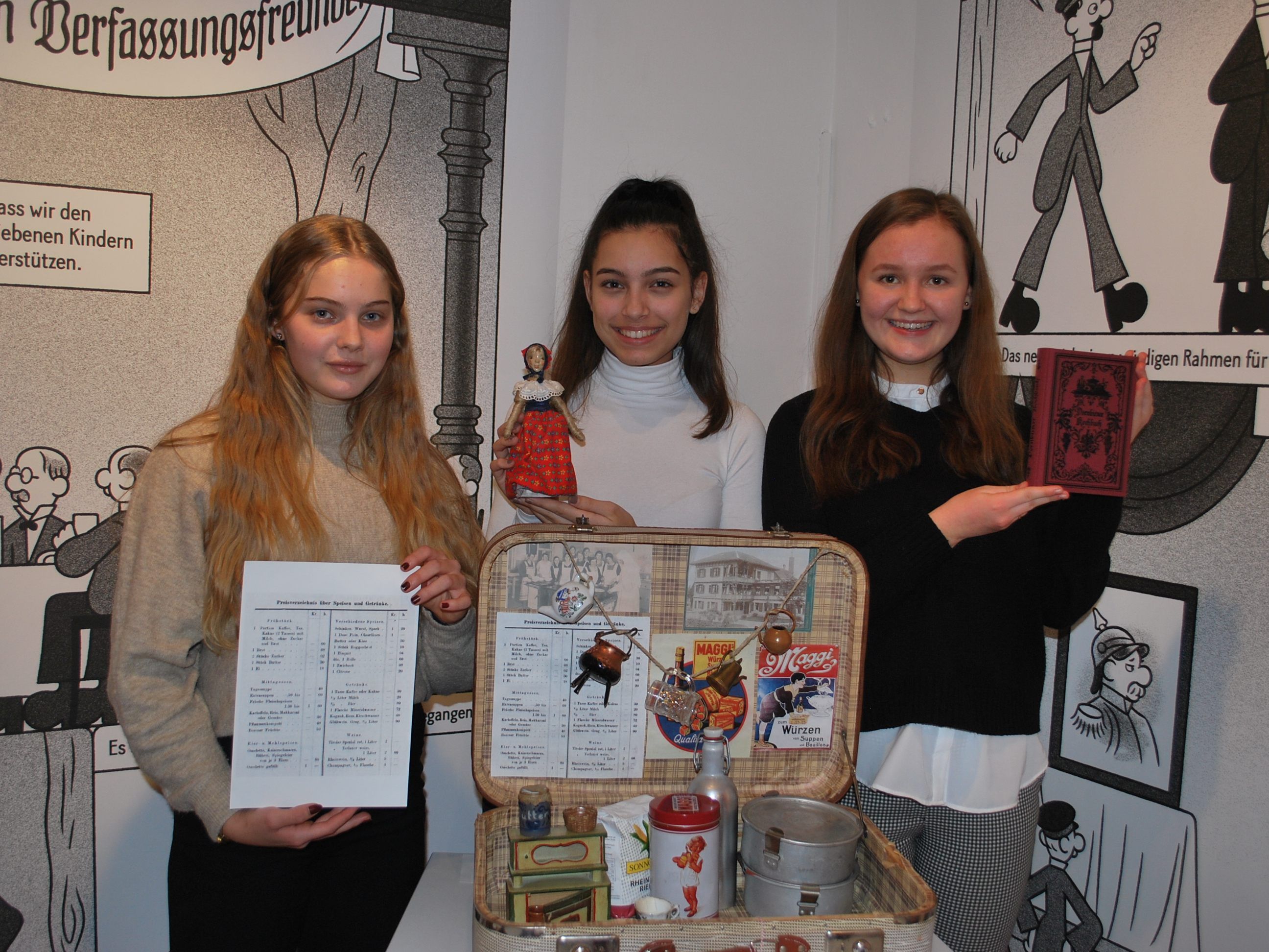 Jana Luisa Feurle, Alina Brändle, Katharina Matt (vl) präsentierten ihren Koffer zum Thema Ernährung in der Industrialisierung. Jana Luisa Feurle, Alina Brändle, Katharina Matt (vl) präsentierten ihren Koffer zum Thema Ernährung in der Industrialisierung.