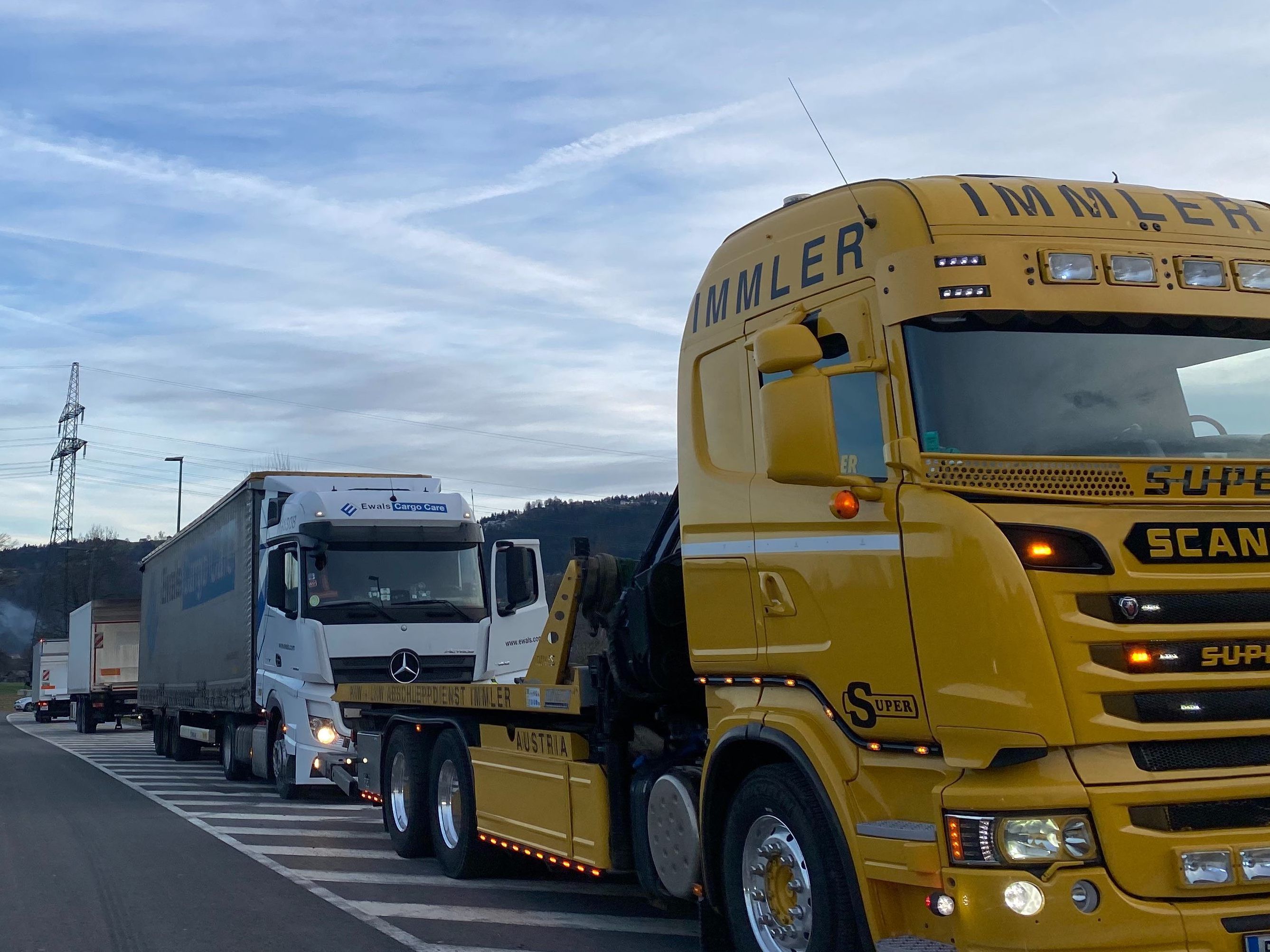 Der defekte Lkw musste abgeschleppt werden. Der defekte Lkw musste abgeschleppt werden.