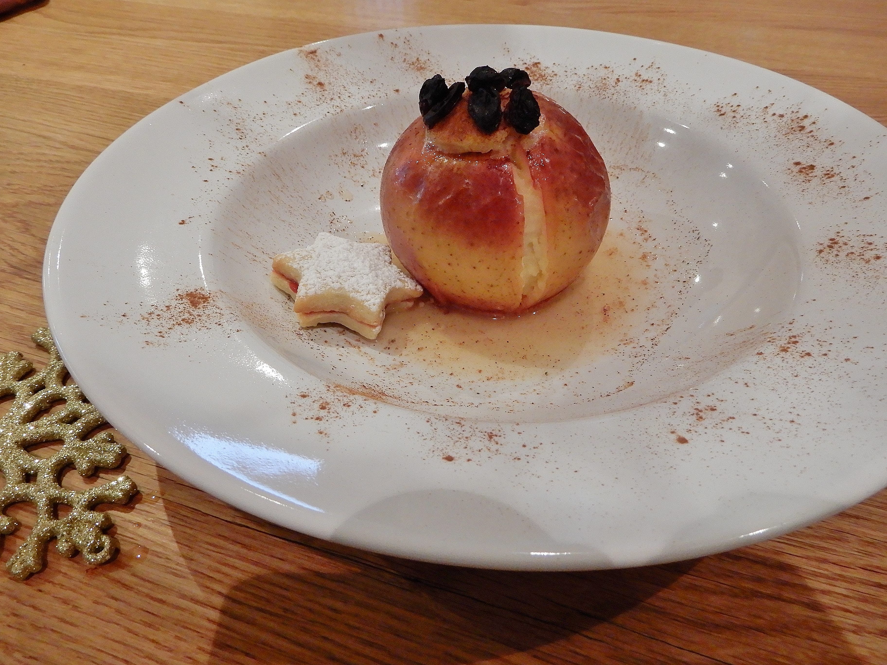 Der heiße Bratapfel gehört zu den absoluten Weihnachtsklassikern, wenn es um Desserts geht. Der heiße Bratapfel gehört zu den absoluten Weihnachtsklassikern, wenn es um Desserts geht.