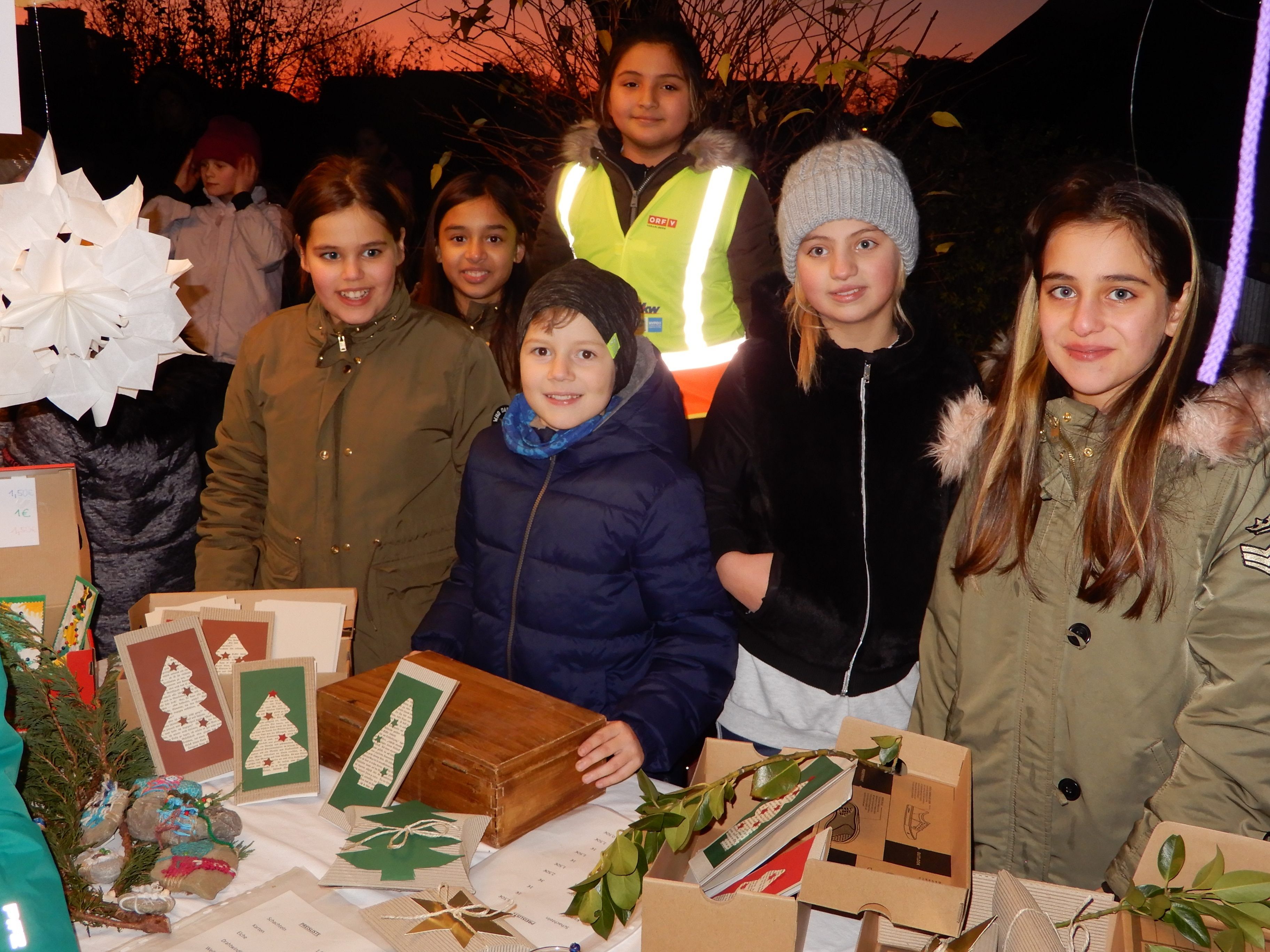 Beim Adventbasar wurden fleißig weihnachtliche Kunstwerke verkauft. Beim Adventbasar wurden fleißig weihnachtliche Kunstwerke verkauft.