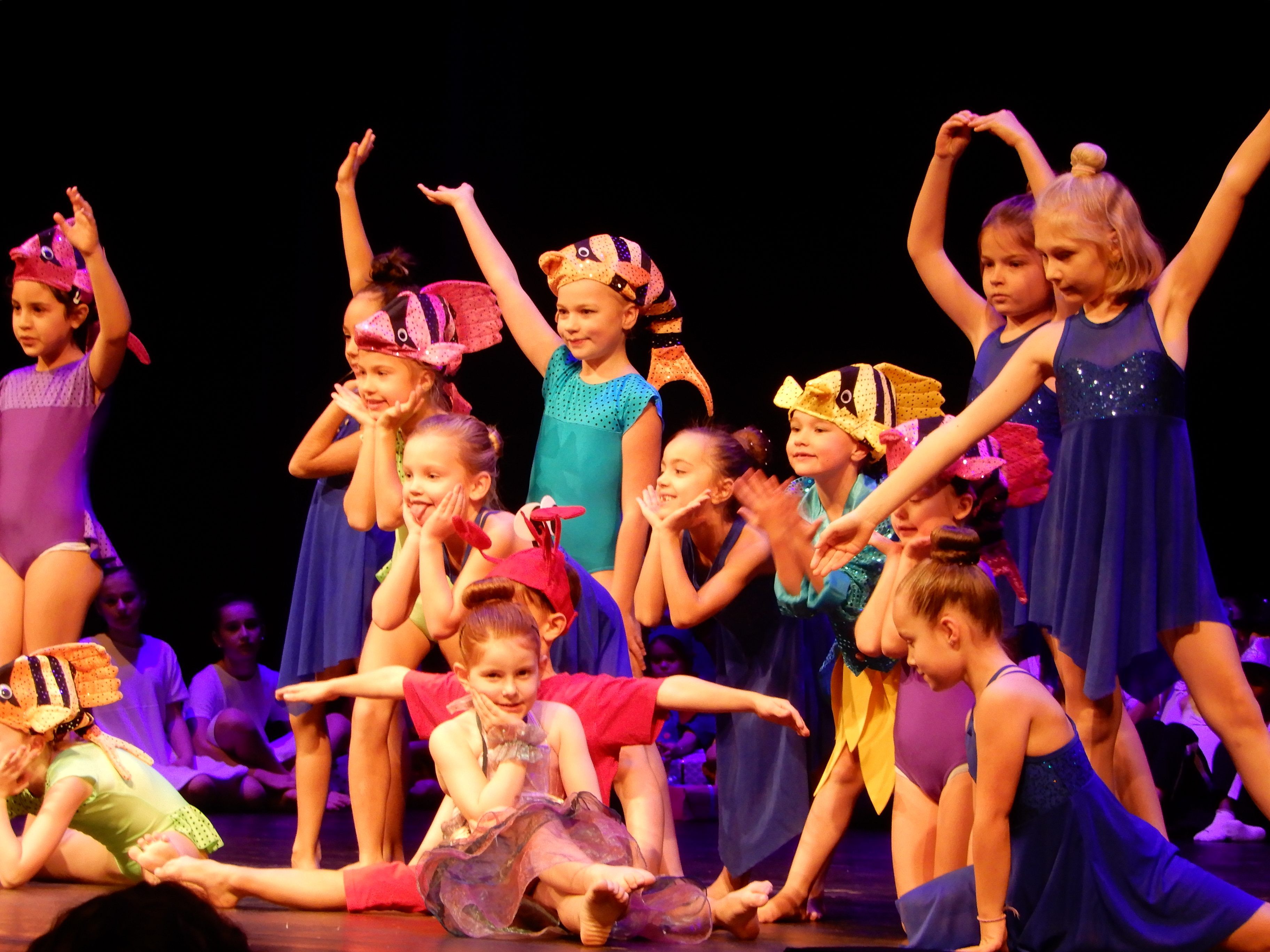 Die tollen Darbietungen der Dance Art School Kinder brachten auch den Nikolaus zum Staunen. Die tollen Darbietungen der Dance Art School Kinder brachten auch den Nikolaus zum Staunen.