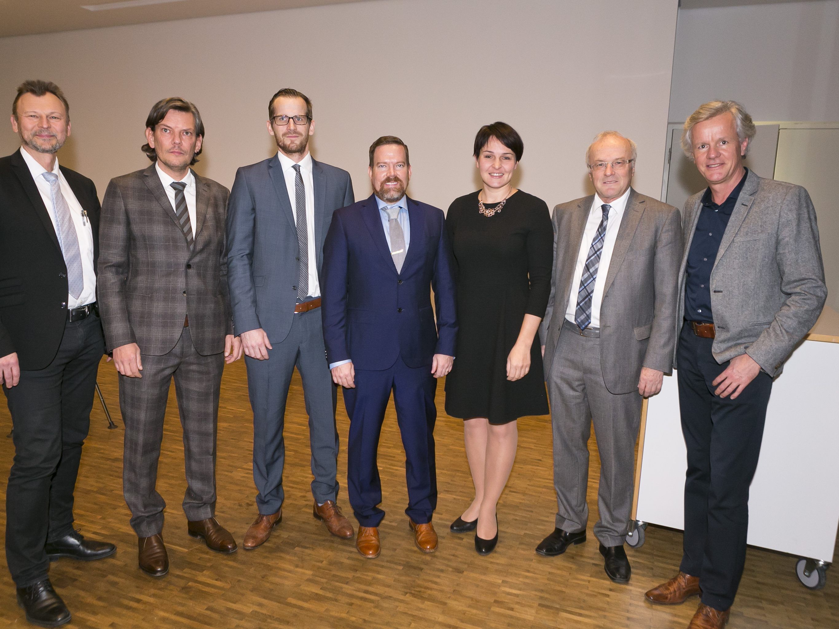 v.l. Peter Fraunberger (KHBG), Michael Osti (GÄV) Peter Schwendinger (LKH Feldkirch), Andreas Leiherer (VIVIT), Monika Vonier (Landtagsvizepräs.), Reinhard Haller (Gastredner), Gerald Fleich (KHBG). v.l. Peter Fraunberger (KHBG), Michael Osti (GÄV) Peter Schwendinger (LKH Feldkirch), Andreas Leiherer (VIVIT), Monika Vonier (Landtagsvizepräs.), Reinhard Haller (Gastredner), Gerald Fleich (KHBG).