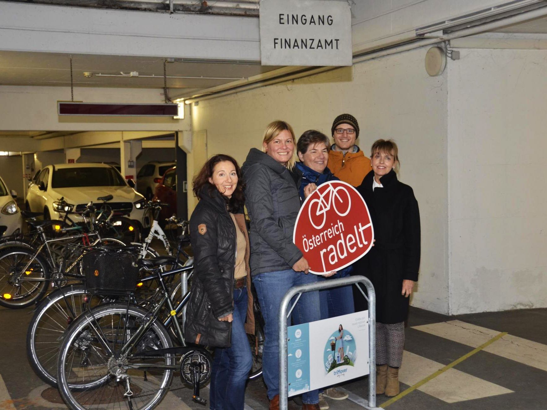 Die Mitarbeiter des Finanzamts Feldkirch haben sich gemeinsam eine neue Fahrradabstellanlage erradelt. Die Mitarbeiter des Finanzamts Feldkirch haben sich gemeinsam eine neue Fahrradabstellanlage erradelt.