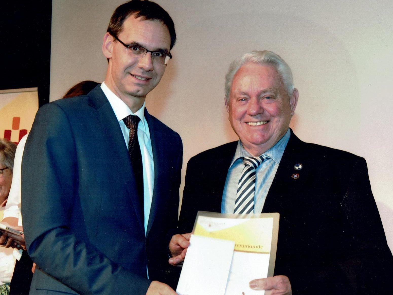 Hans-Günther Lutz freute sich über die Auszeichnung für sein langjähriges Engagement. Hans-Günther Lutz freute sich über die Auszeichnung für sein langjähriges Engagement.