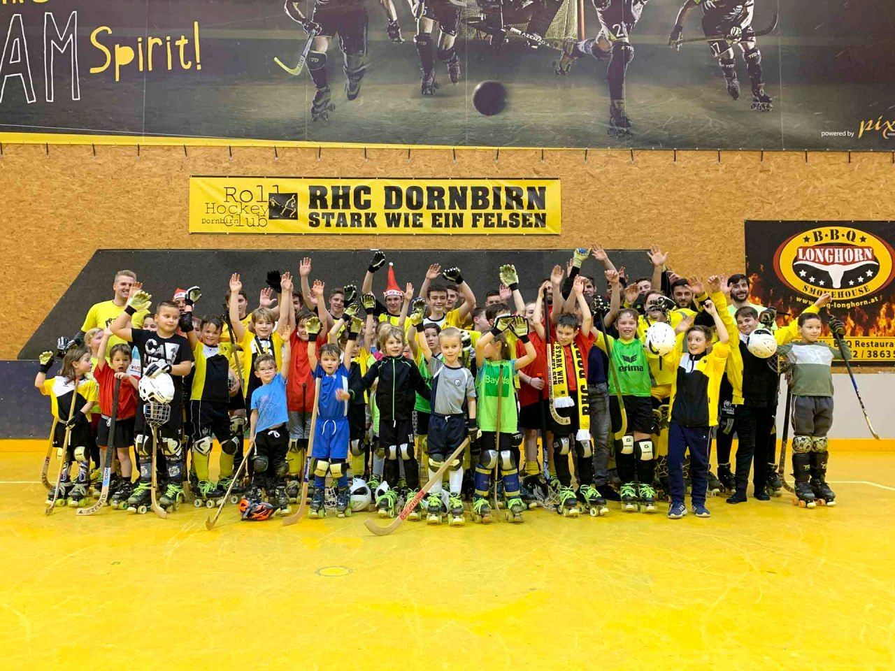 Mit dem Besuch vom Nikolaus und dem Weihnachtshock mit Turnier ließ der RHC Dornbirn das Jahr ausklingen. Mit dem Besuch vom Nikolaus und dem Weihnachtshock mit Turnier ließ der RHC Dornbirn das Jahr ausklingen.