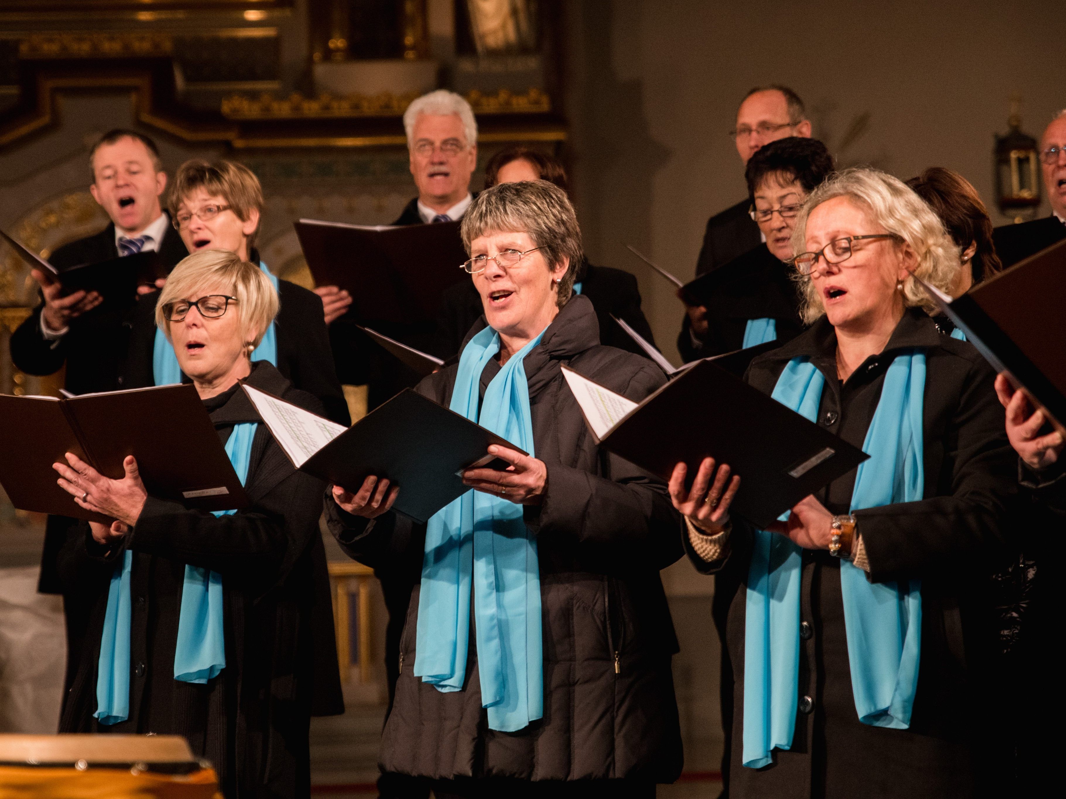 Chöre und Musikanten stimmen auf die besinnlichste Zeit des Jahres ein. Chöre und Musikanten stimmen auf die besinnlichste Zeit des Jahres ein.