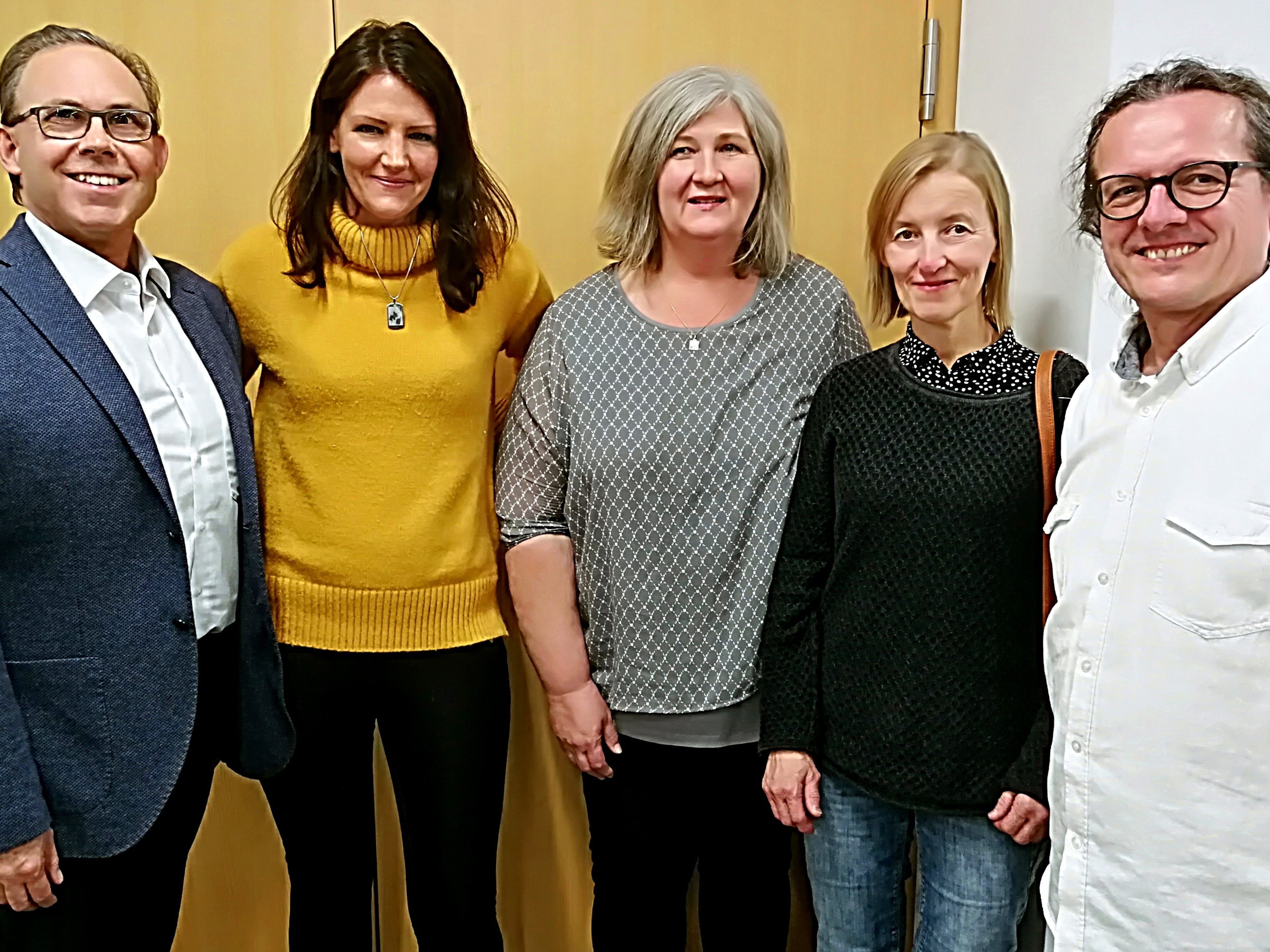 Bgm. Franz Martin (li.) mit Carina Pfanner – Fessler, Elke Sinz, Beate Ritter (Dorfladen - Team) und Moderator Karl – Heinz Marent. Bgm. Franz Martin (li.) mit Carina Pfanner – Fessler, Elke Sinz, Beate Ritter (Dorfladen - Team) und Moderator Karl – Heinz Marent.