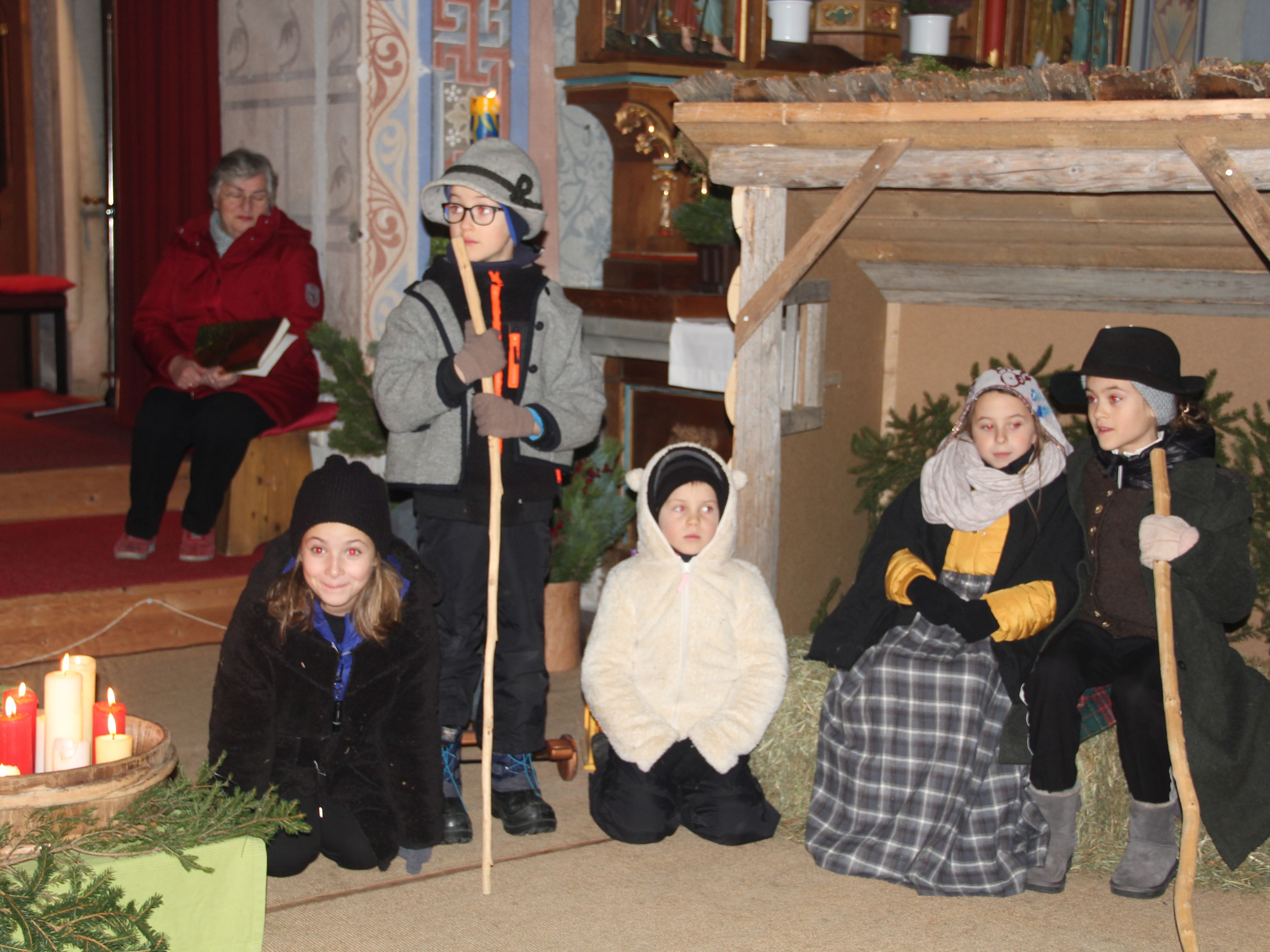 Die Herbergssuche wurde musikalisch von Kindersingkreis Silbertal gestaltet. Die Herbergssuche wurde musikalisch von Kindersingkreis Silbertal gestaltet.