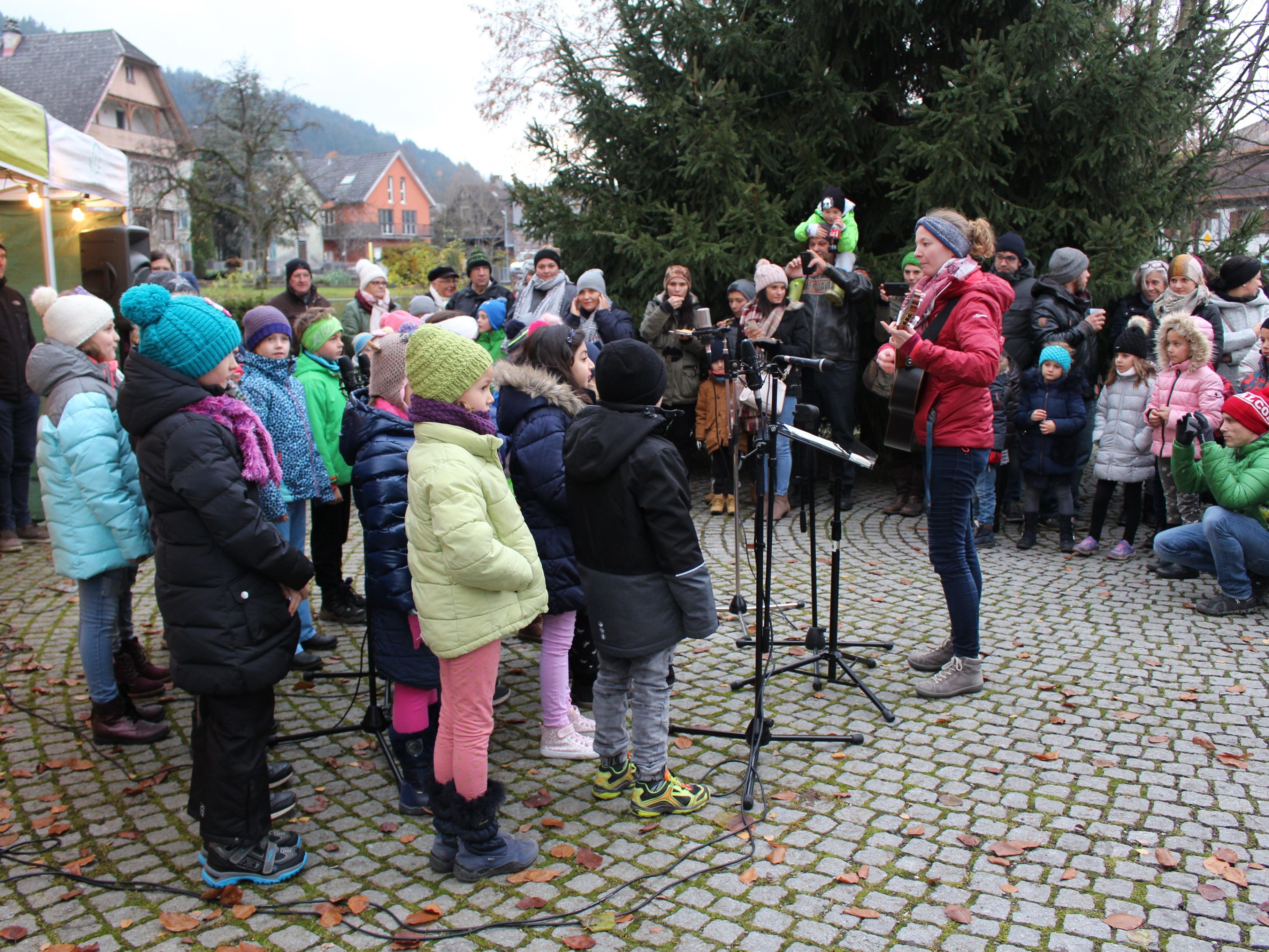 Der Kinderchor der Volksschule riss alle mit seiner Adventsbegeisterung mit.