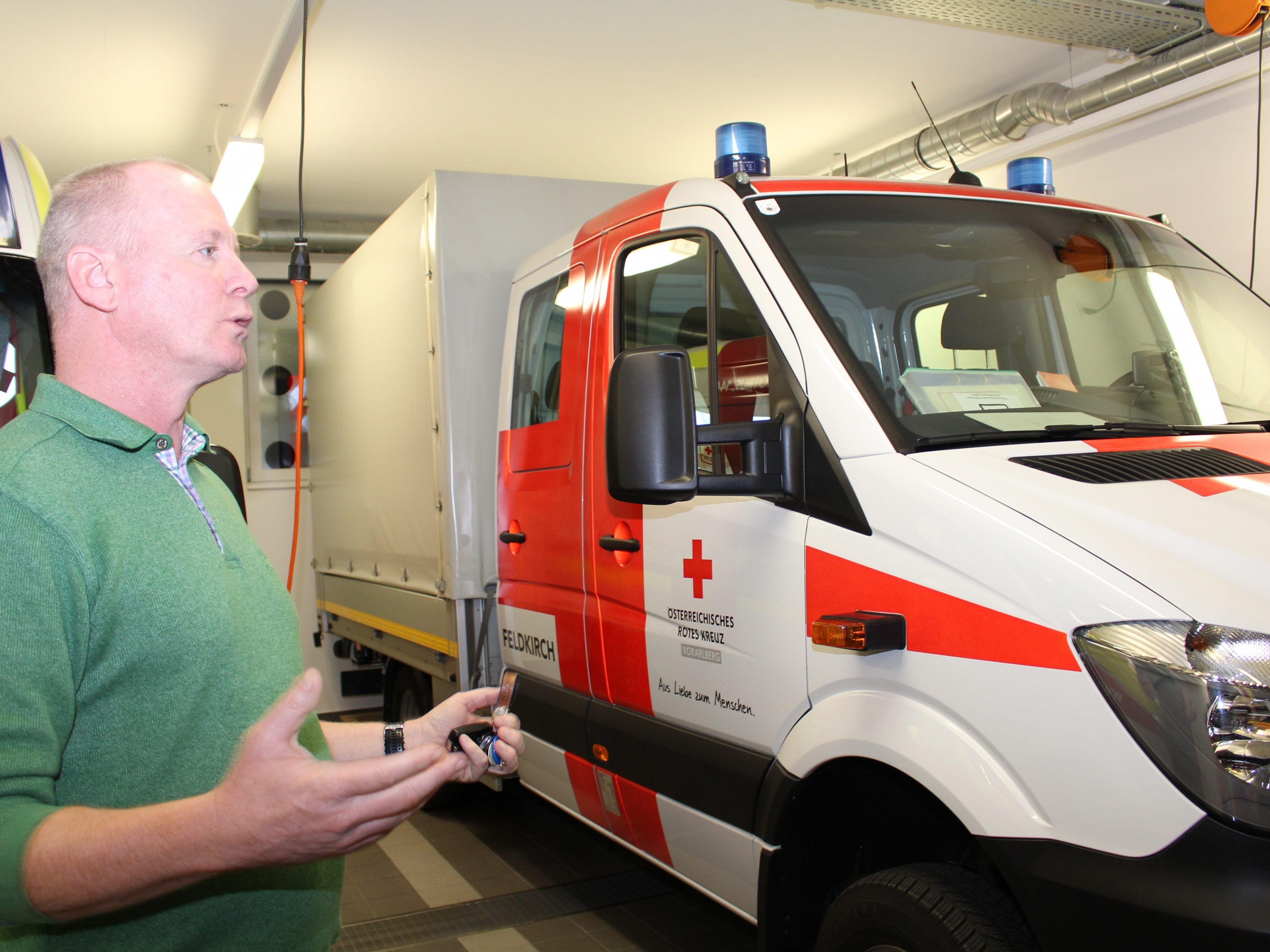 Gerhard Kräutler gewährte auch Einblick in die Rettungsfahrzeuge. Gerhard Kräutler gewährte auch Einblick in die Rettungsfahrzeuge.