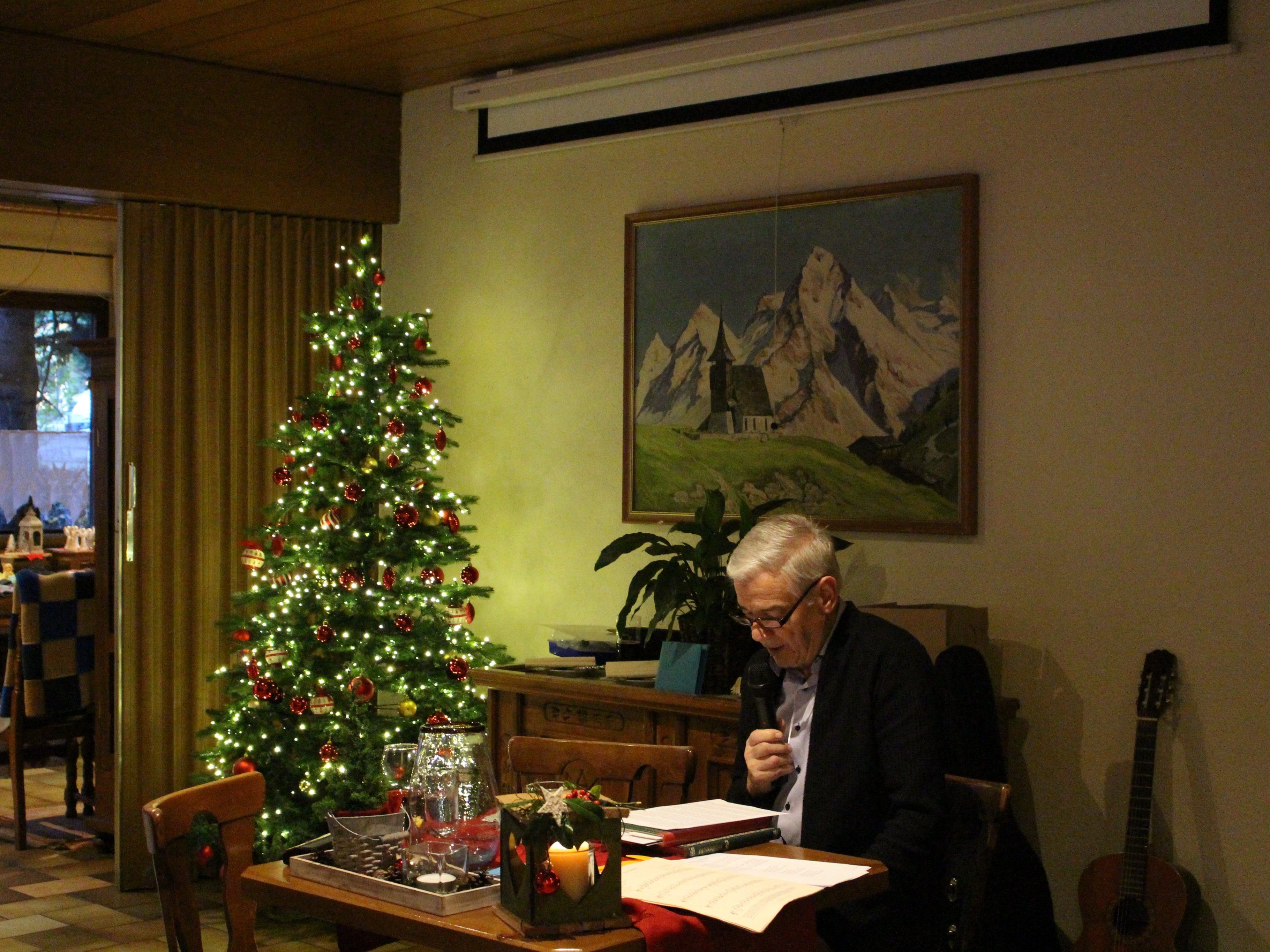 Alfons Marte las besinnliche Geschichten auf der Adventsfeier vor. Alfons Marte las besinnliche Geschichten auf der Adventsfeier vor.