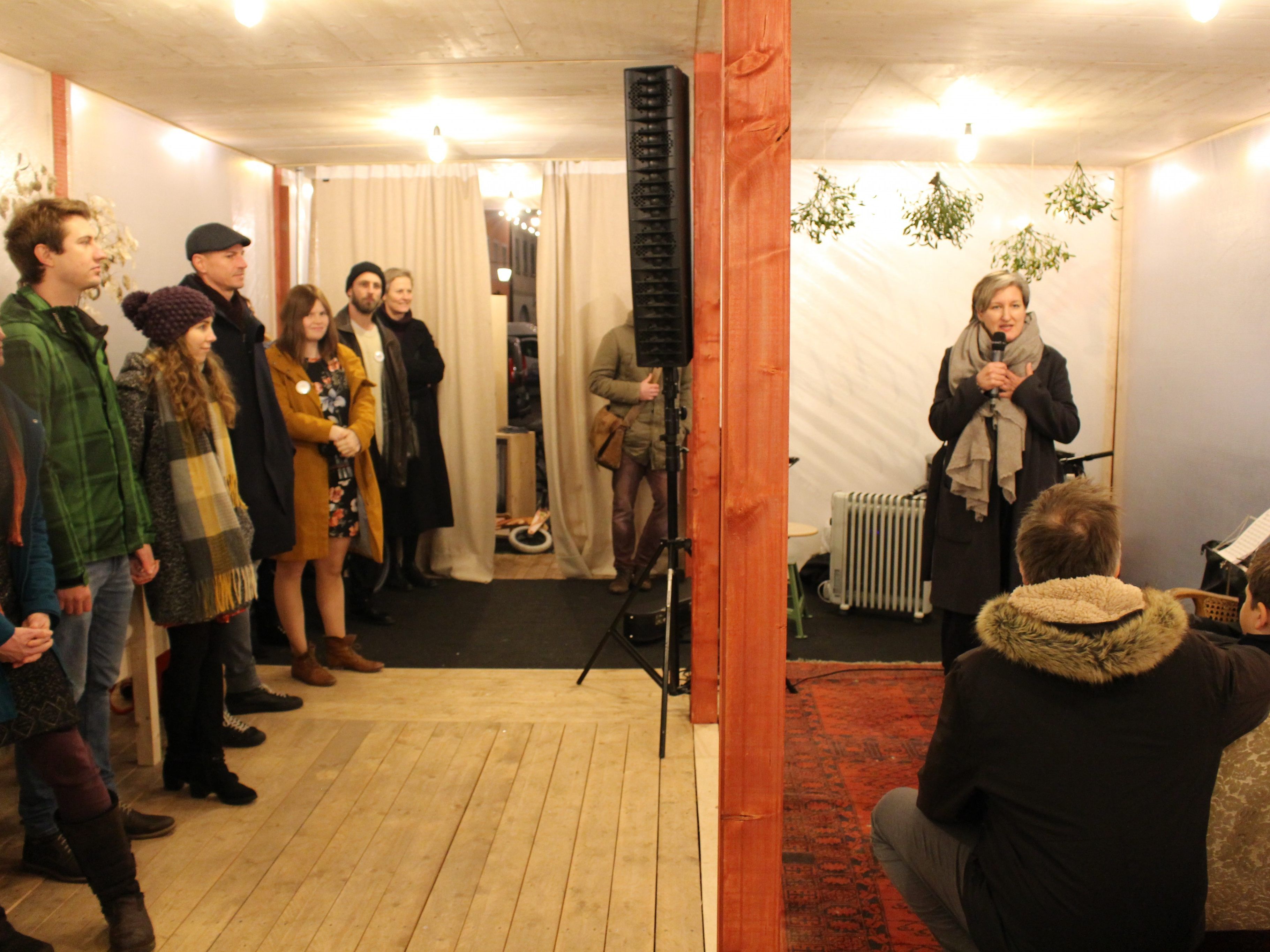 Vernissage zu "connecthumans" im Weihnachtsstern in der Neustadt
