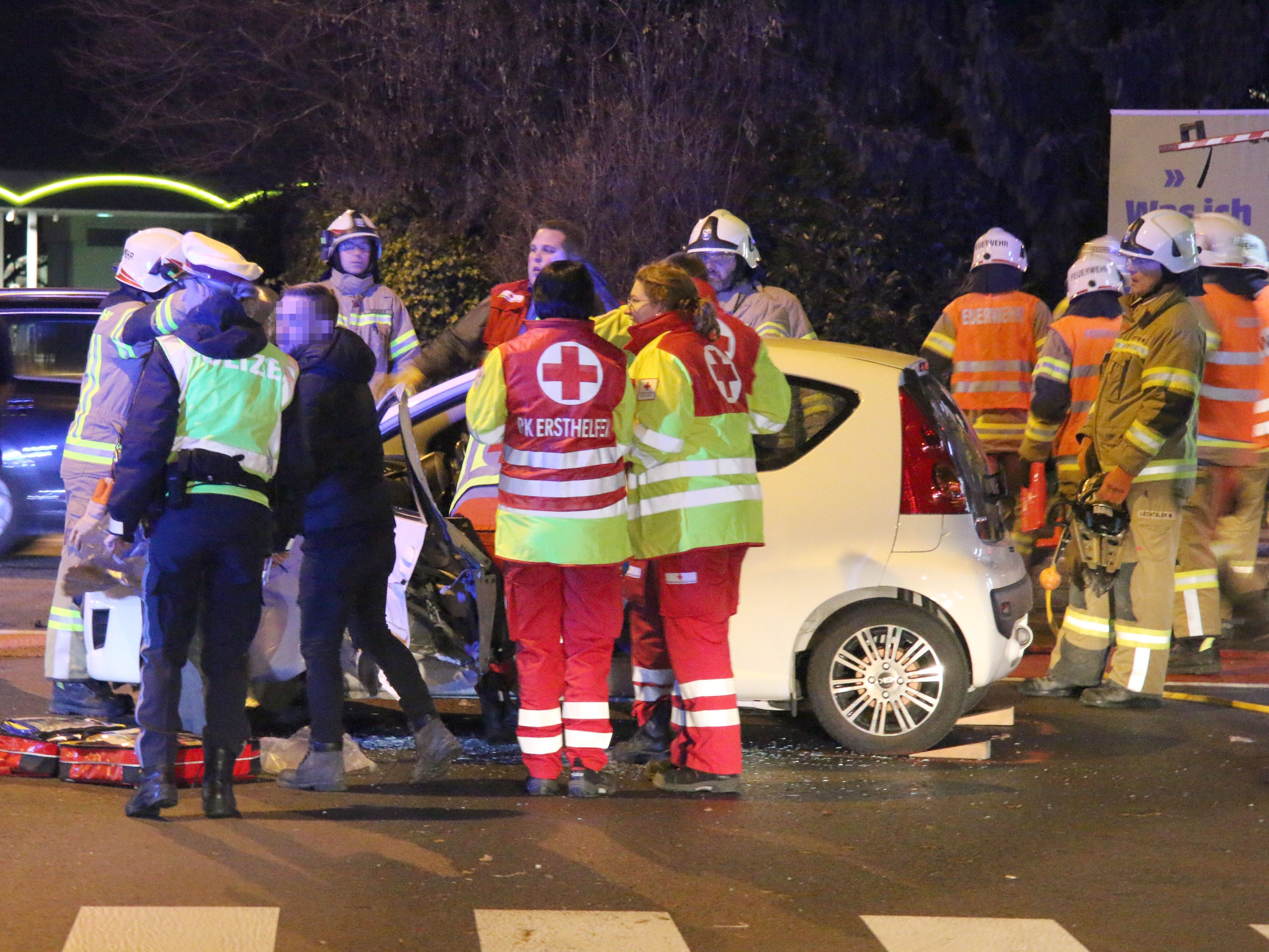 Die Feuerwehr Hard rückte mit 4 Fahrzeugen und insgesamt 25 Personen an Die Feuerwehr Hard rückte mit 4 Fahrzeugen und insgesamt 25 Personen an