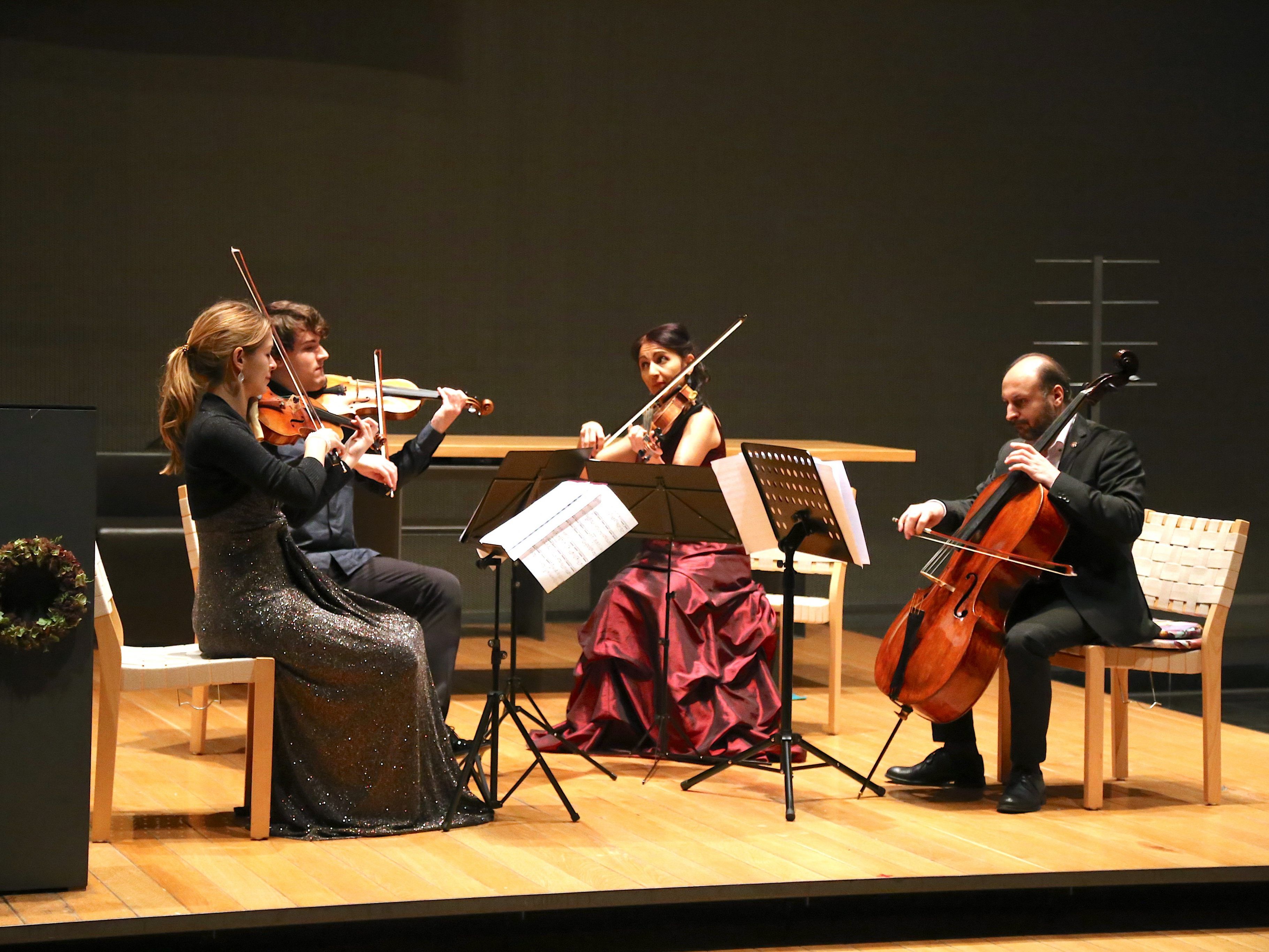 Ein besinnliches Adventkonzert in der Pfarrkirche Tisis. Ein besinnliches Adventkonzert in der Pfarrkirche Tisis.