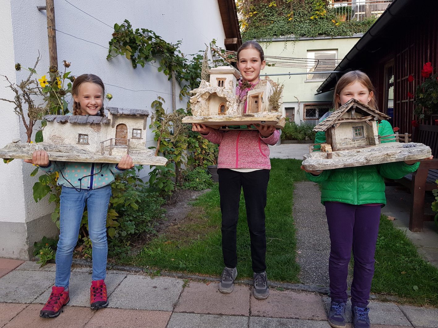 Heuer hielt Krippenbaumeister Franz-Marco Sauer zum 2. Mal einen Krippenbaukurs für Kinder ab. Heuer hielt Krippenbaumeister Franz-Marco Sauer zum 2. Mal einen Krippenbaukurs für Kinder ab.