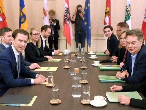 Elisabeth Köstinger (V), Sebastian Kurz (V), Stefan Steiner (V), Margarethe Schramböck (V), Gernot Blümel (V), Alma Zadic (G), Rudi Anschober (G), Leonore Gewessler (G), Werner Kogler (G) und Birgit Hebein (G) Elisabeth Köstinger (V), Sebastian Kurz (V), Stefan Steiner (V), Margarethe Schramböck (V), Gernot Blümel (V), Alma Zadic (G), Rudi Anschober (G), Leonore Gewessler (G), Werner Kogler (G) und Birgit Hebein (G)