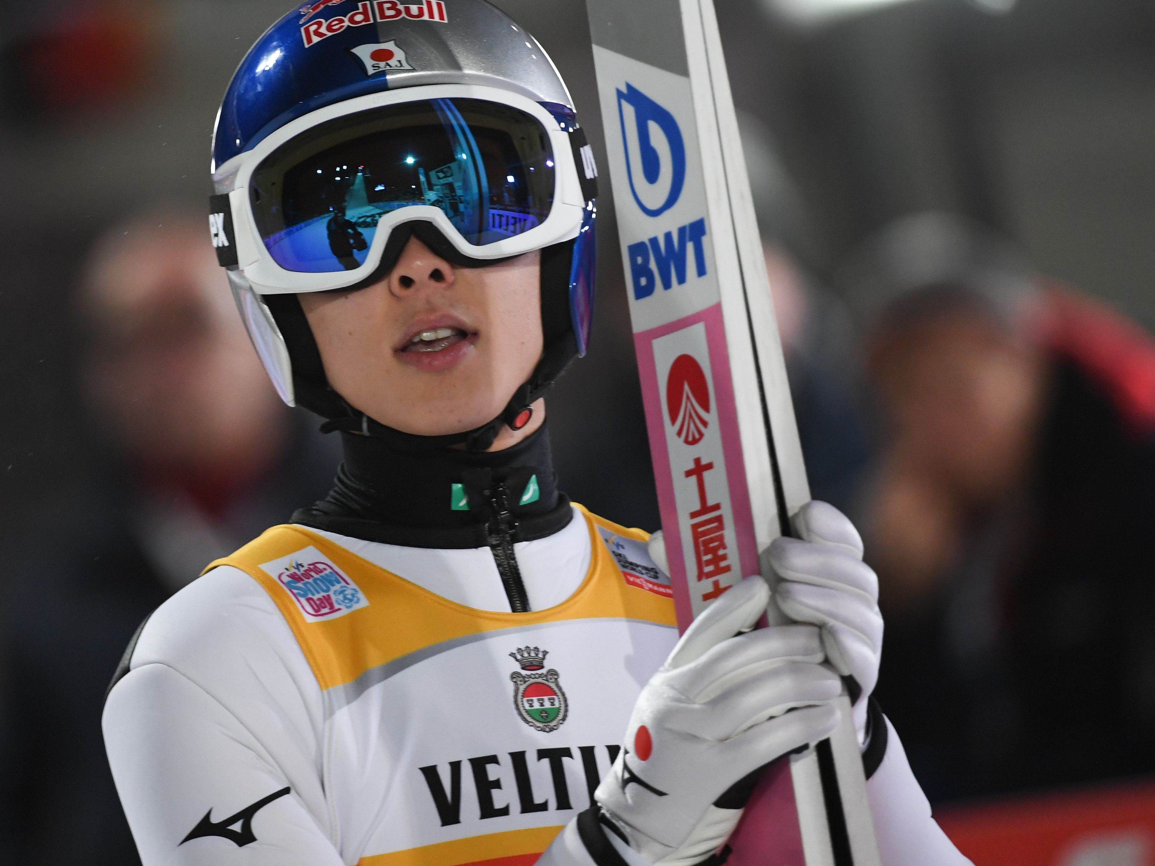 Der Japanaer Kobayashi hat bereits sein fünftes Tournee-Springen in Folge gewonnen.