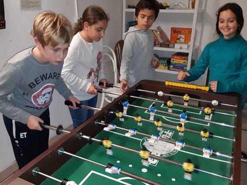 Narin nutzt die Lernpause für ein kurzes Match am Tischfußball-Tisch. Narin nutzt die Lernpause für ein kurzes Match am Tischfußball-Tisch.