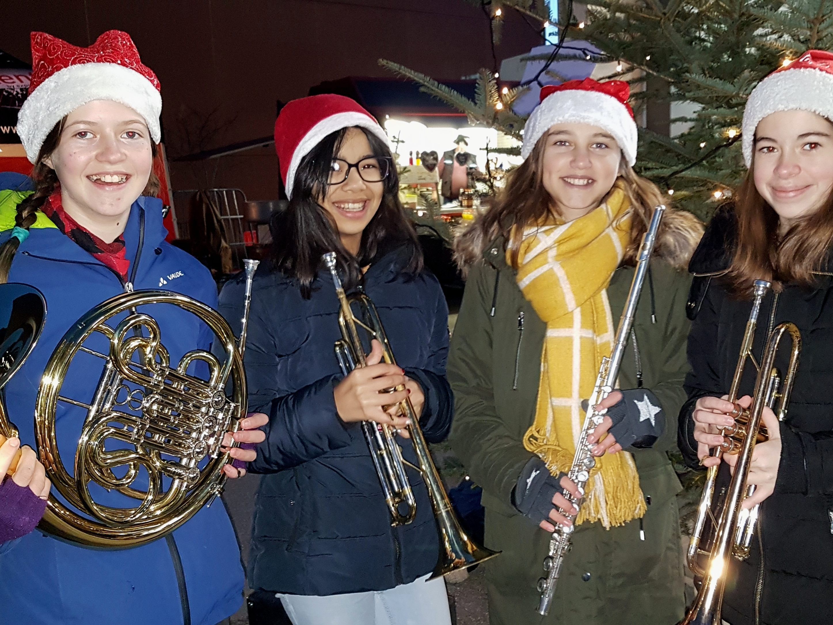 Vielfältige Adventstimmung auf dem prächtigen „Weihnachtsmarkt“ auf dem neuen Dorfplatz vor dem Gemeindehaus im Lochauer Ortszentrum.