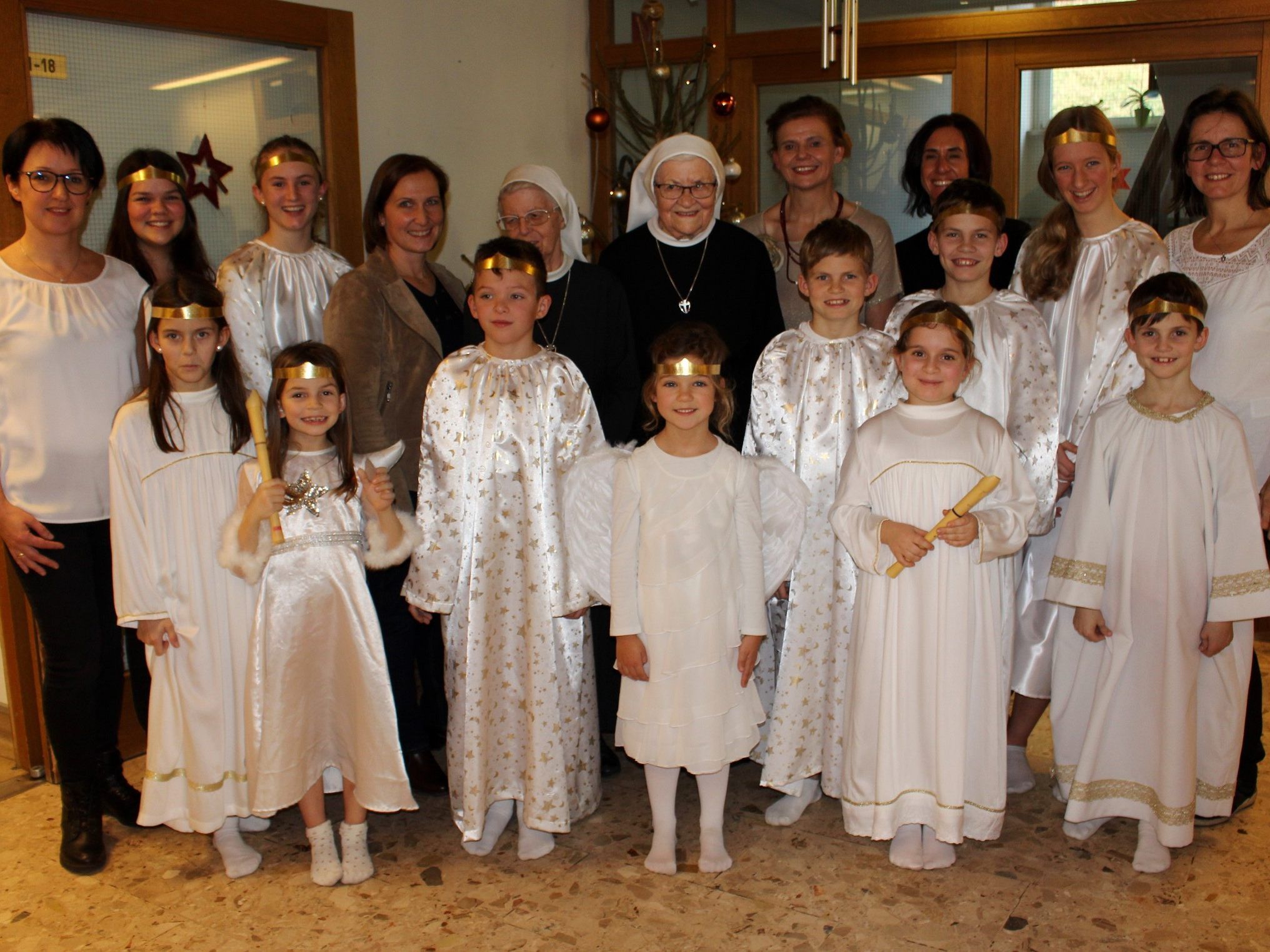 Groß war die Freude beim Führungskreis und allen Mitwirkenden über eine wiederum sehr stimmungsvoll gestaltete Weihnachtsfeier im Pflegeheim Jesuheim in Oberlochau.