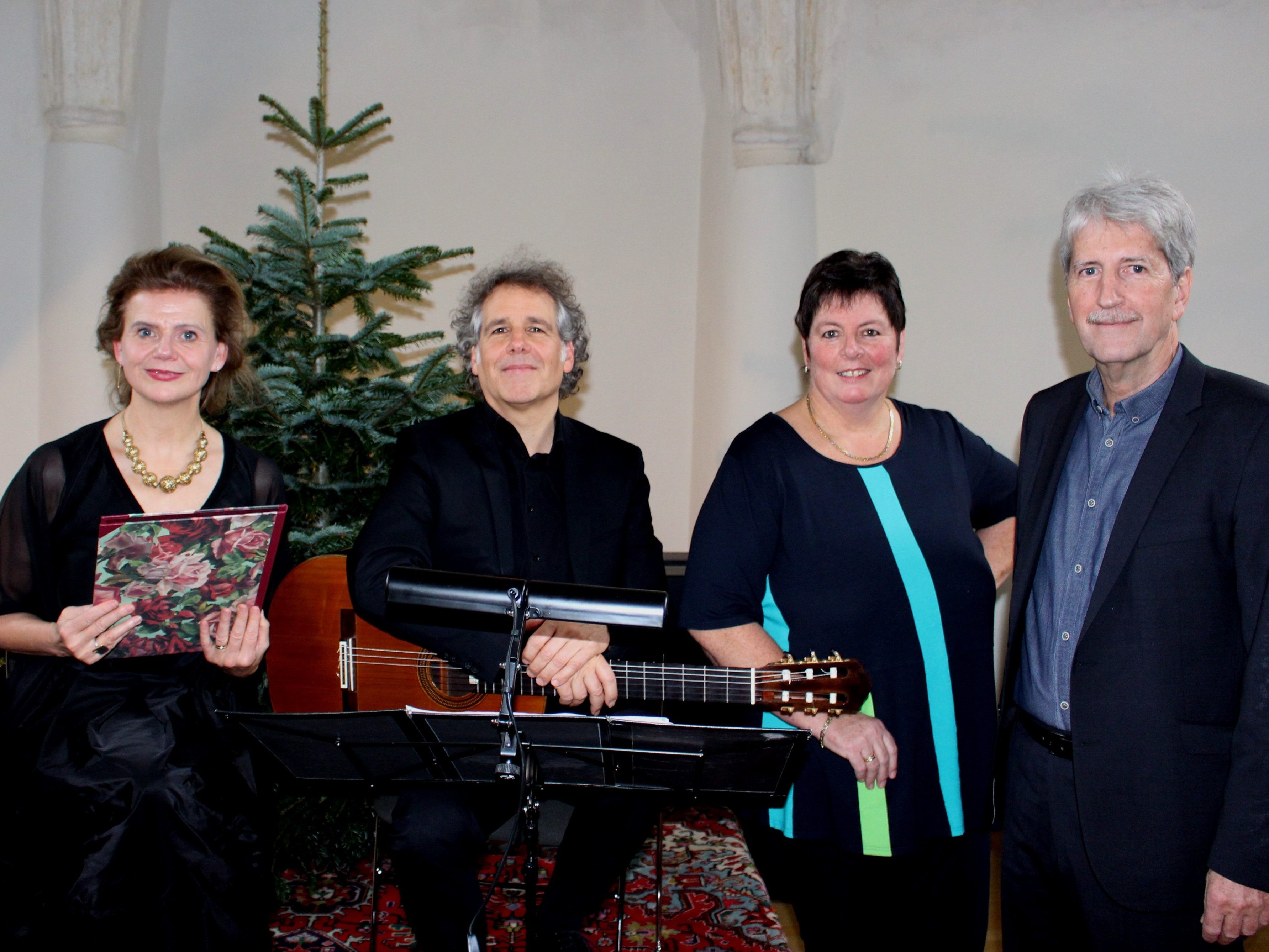 Wunderbarer Schloss Hofener Advent: Renate Bauer (Rezitation) und Alexander Swete (Gitarre) mit Petra Rührnschopf und Manfred Obexer vom Kulturausschuss der Gemeinde Lochau. Wunderbarer Schloss Hofener Advent: Renate Bauer (Rezitation) und Alexander Swete (Gitarre) mit Petra Rührnschopf und Manfred Obexer vom Kulturausschuss der Gemeinde Lochau.