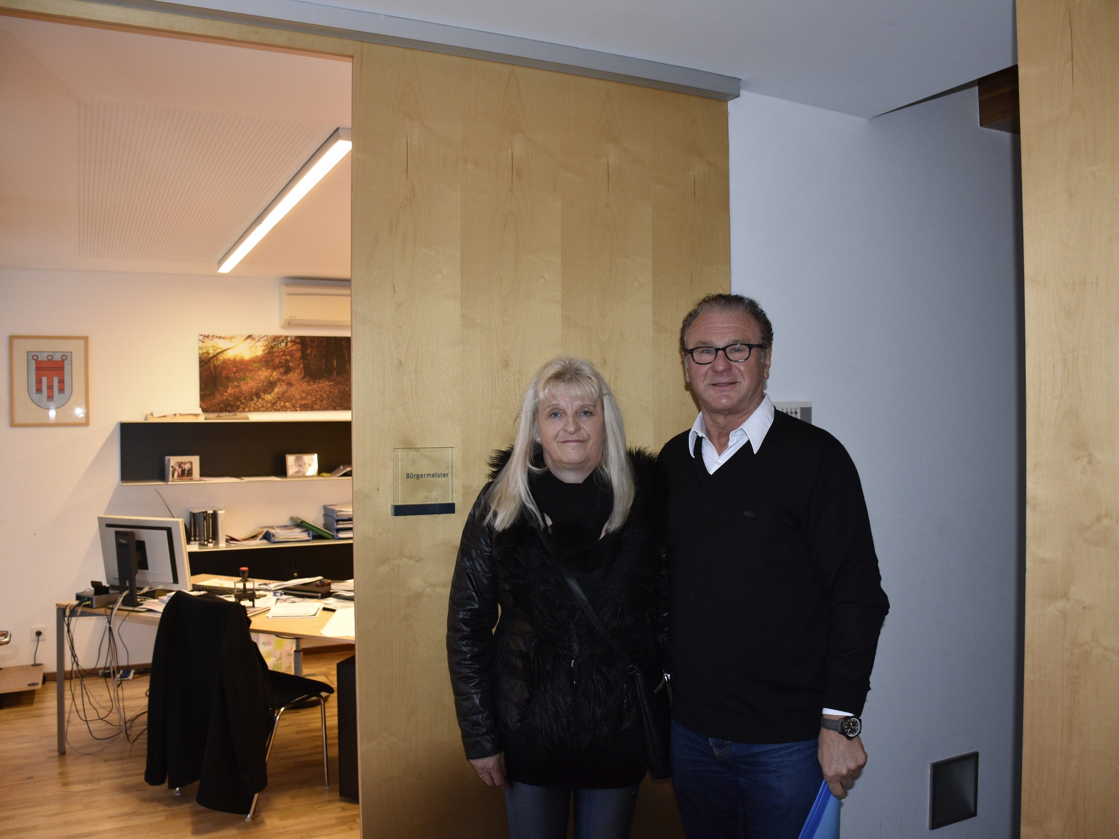 Anna Maria und Friedrich Lins übergeben im Gemeindeamt Fraxern die Anmeldung der neuen Partei: „Offene.Volks.Politik – (O.V.P). Anna Maria und Friedrich Lins übergeben im Gemeindeamt Fraxern die Anmeldung der neuen Partei: „Offene.Volks.Politik – (O.V.P).