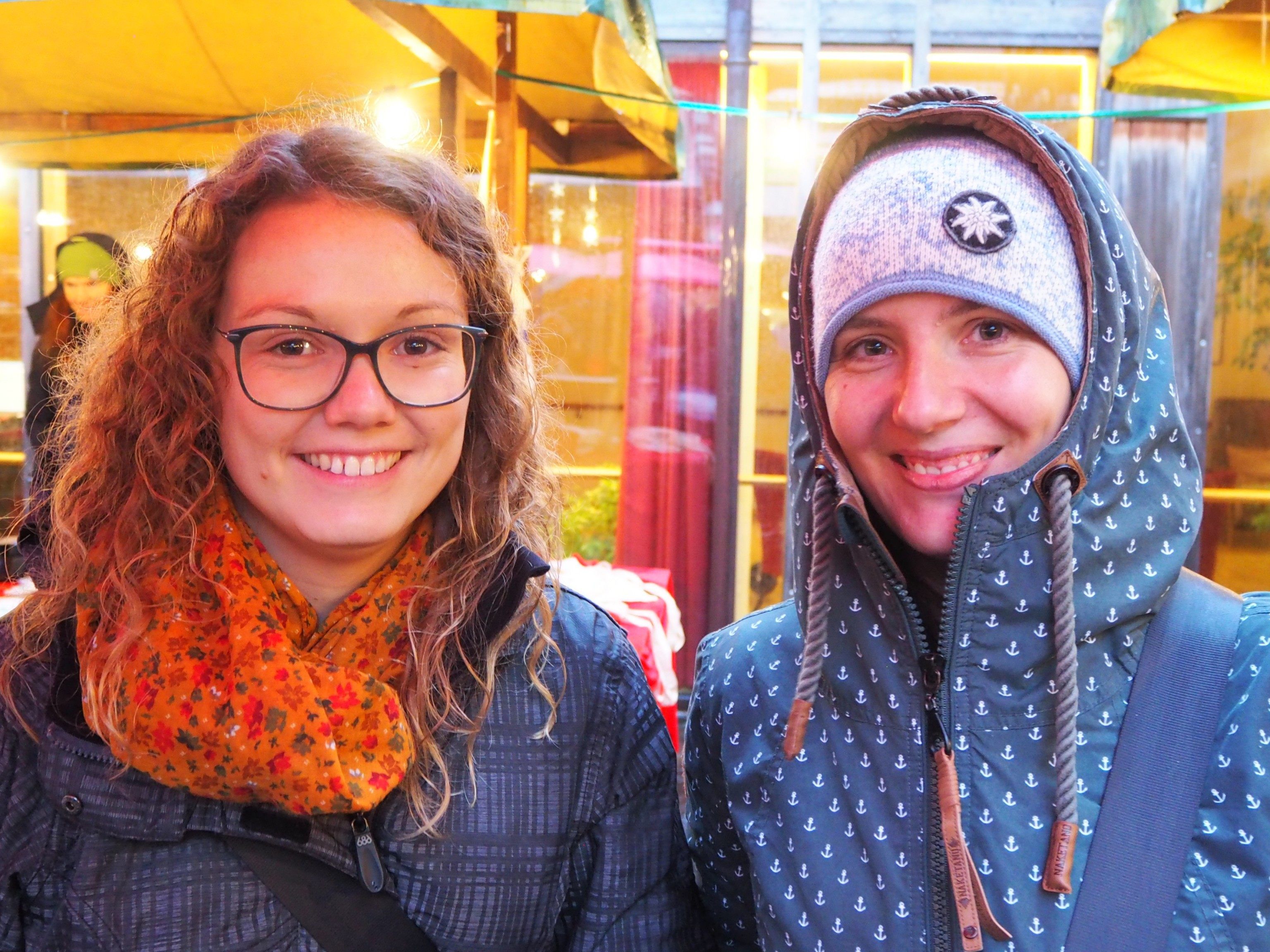 Trotzten dem Wetter: Maria und Claudia besuchten den Markt im Vorderlandhus