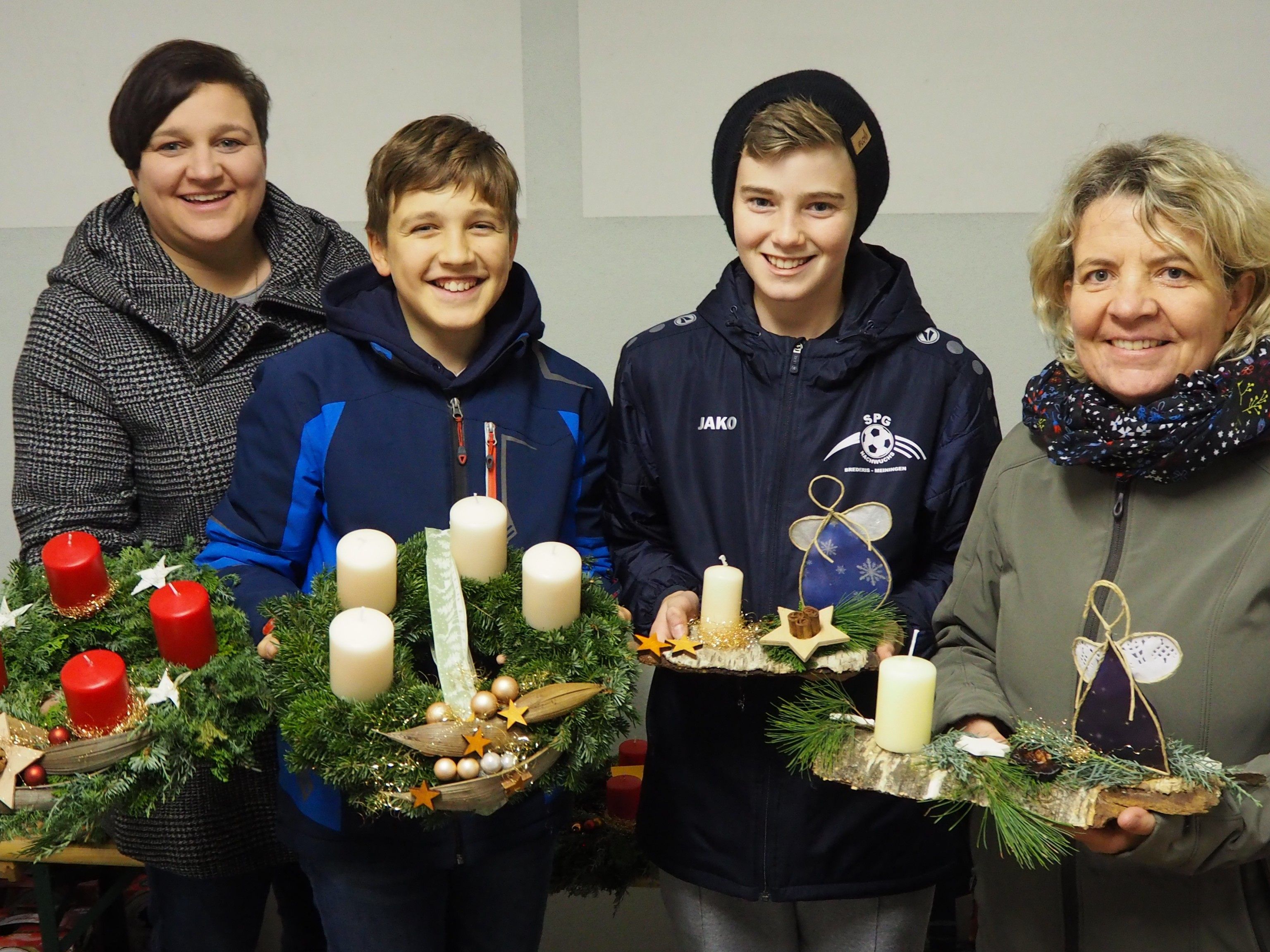 Birgit, David, Linus, Susi von der Pfarre bzw. den Minis