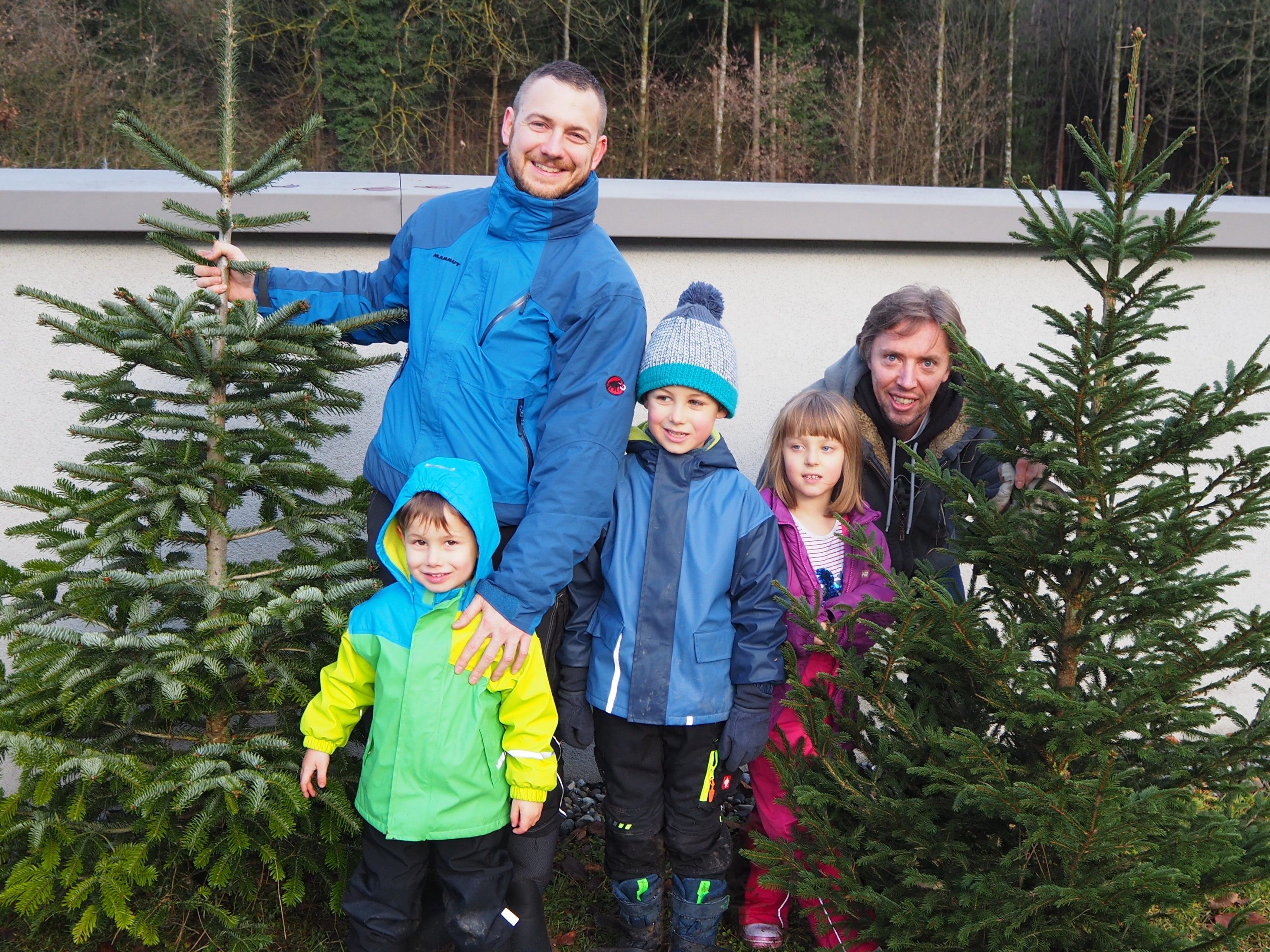 Papa Bernhard mit den Söhnen Ludwig und Leonhard, sowie Papa Sigig mit Sophie-Marie Papa Bernhard mit den Söhnen Ludwig und Leonhard, sowie Papa Sigig mit Sophie-Marie