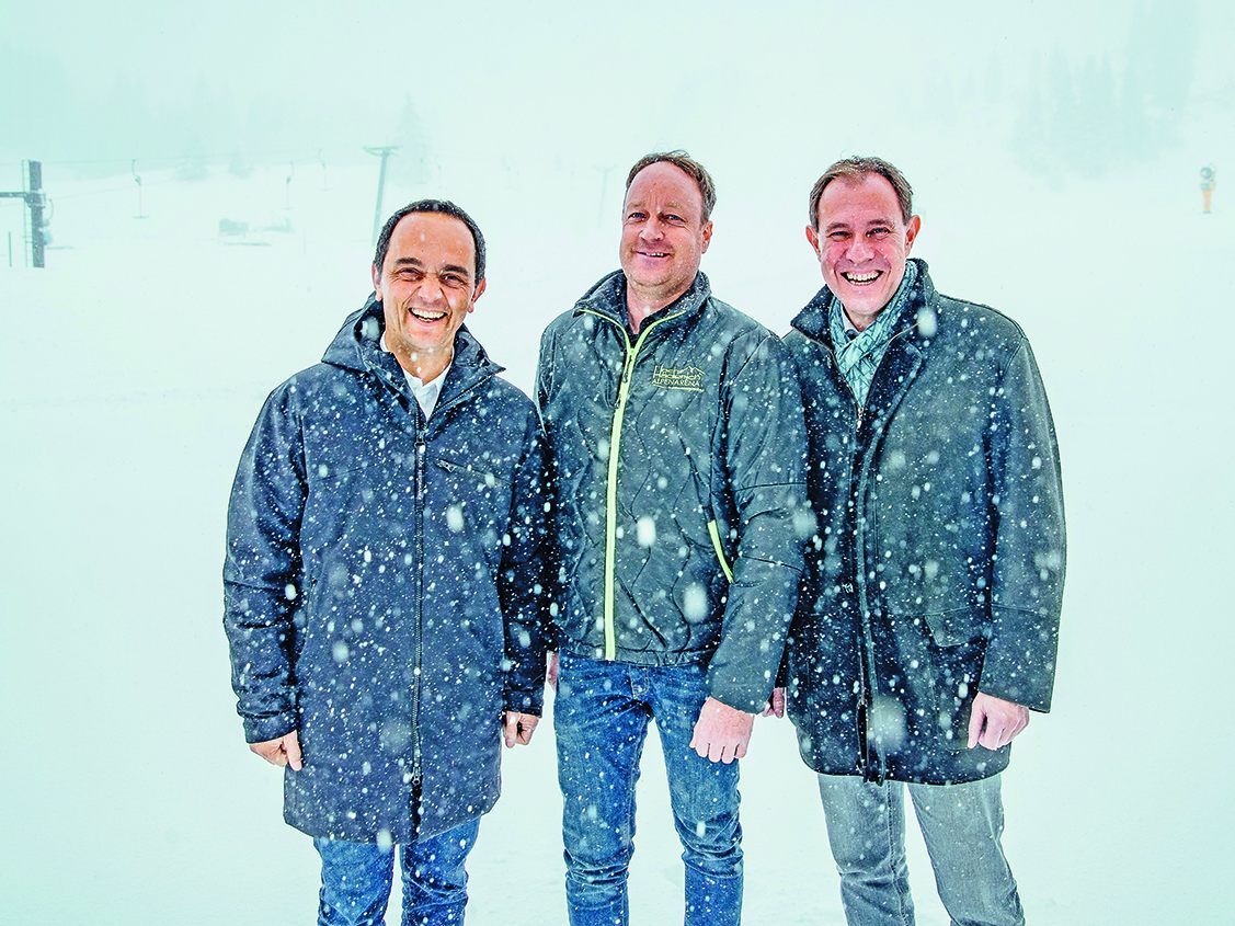 Hannes Jochum, Norbert Steurer und Christian Schützinger (v.l.n.r.) betonen die Notwendigkeit der technischen Beschneidung, um das Grundangebot „Schnee“ absichern zu können. Hannes Jochum, Norbert Steurer und Christian Schützinger (v.l.n.r.) betonen die Notwendigkeit der technischen Beschneidung, um das Grundangebot „Schnee“ absichern zu können.