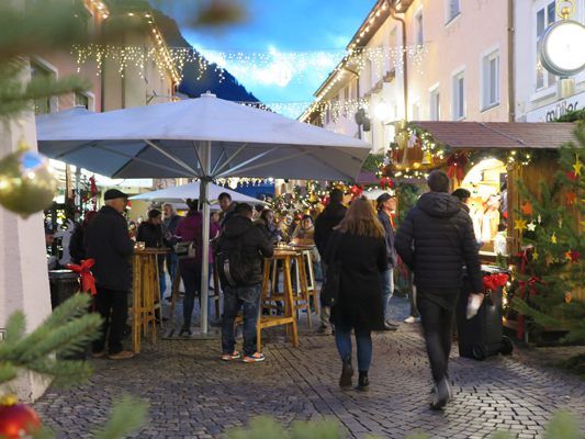 Der Bludenzer Christkindlemarkt wird zum Feierabendtreffpunkt. Der Bludenzer Christkindlemarkt wird zum Feierabendtreffpunkt.