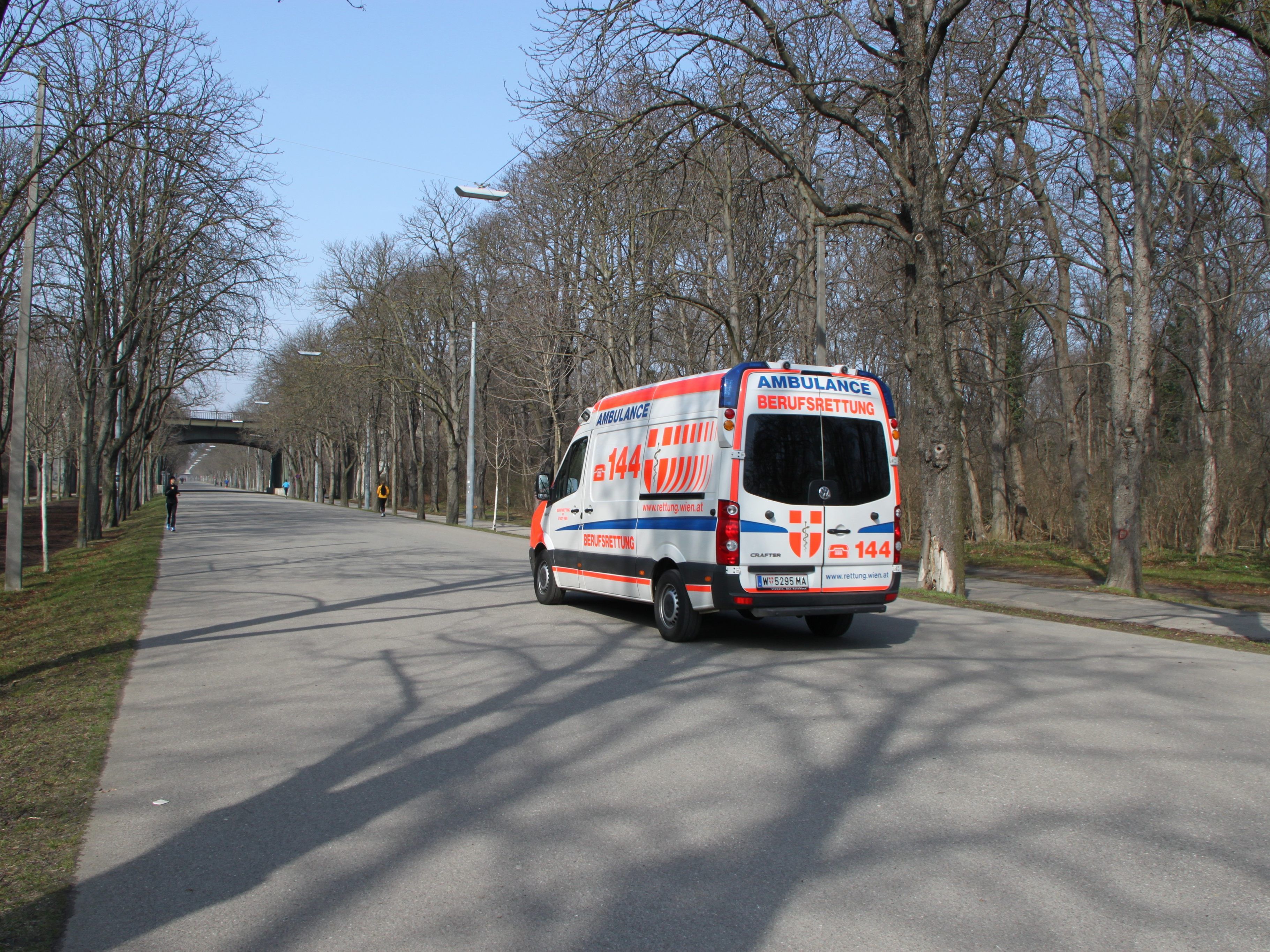 Drei Personen wurden bei dem Unfall verletzt.