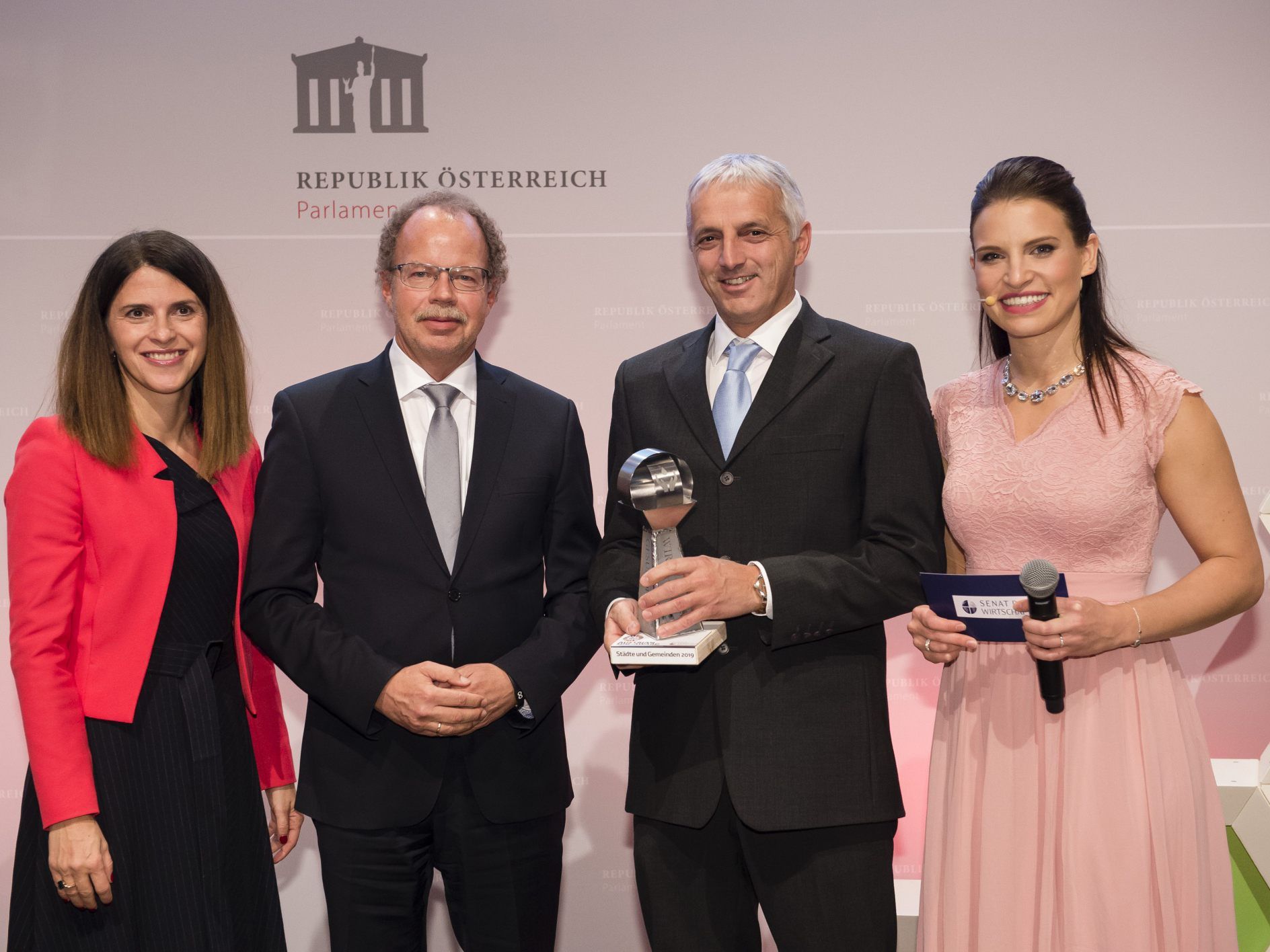 Florian Kasseroler und Hannes Kager durften den Award stellvertretend entgegennehmen. Florian Kasseroler und Hannes Kager durften den Award stellvertretend entgegennehmen.