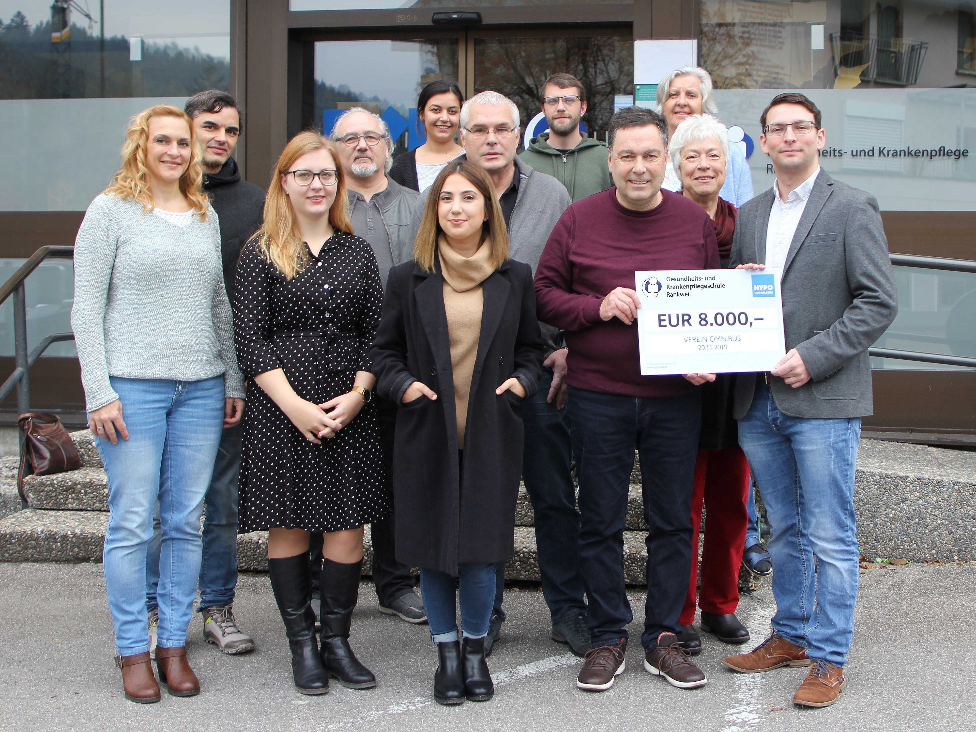David Yilmaz, Annemarie Jost, Dudu Kalin übergeben mit großer Freude einen Scheck im Wert von 8.000,- Euro an den Verein Omnibus.