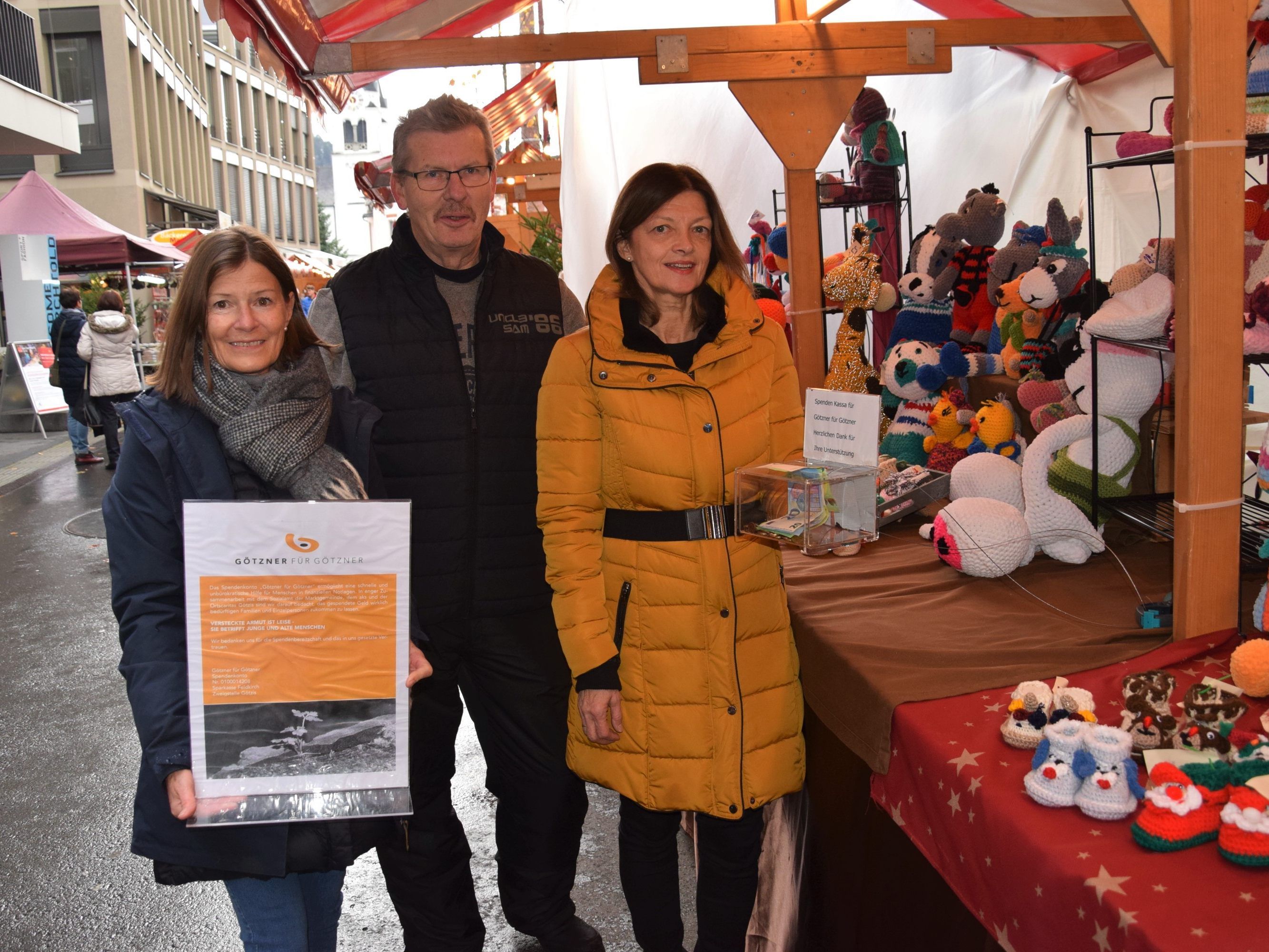 Brigitte Loacker, Günter Prosch und Doris Klinger vom Verein "Götzner für Götzner" bei der Spendenübergabe am Garnmarkt