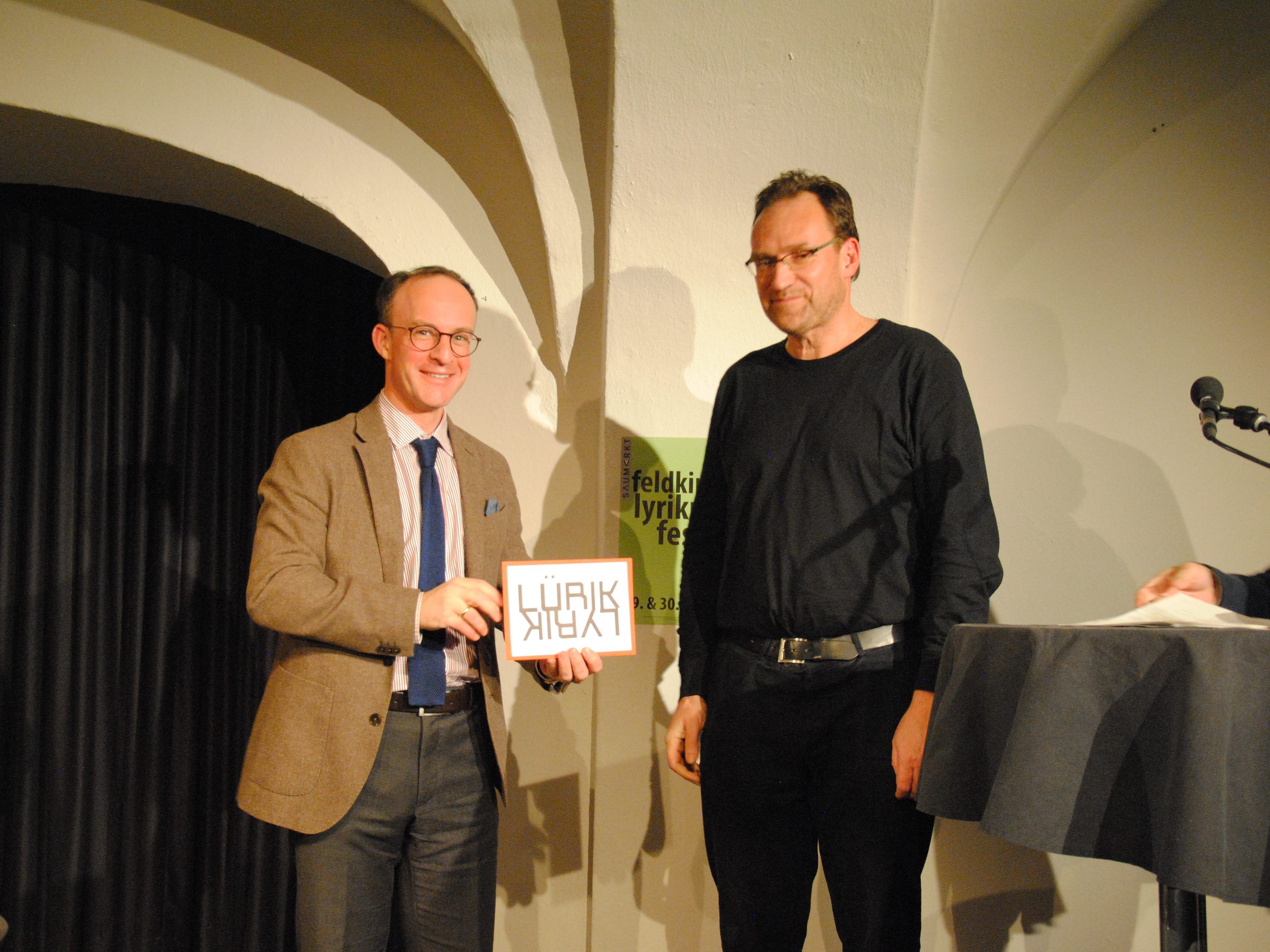 Stadtrat Benedikt König gratuliert Lars Arvid Brischke zum Feldkircher Lyrikpreis 2019.. Stadtrat Benedikt König gratuliert Lars Arvid Brischke zum Feldkircher Lyrikpreis 2019..