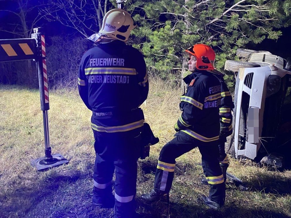 Die Feuerwehr musste ein Unfallfahrzeug aus dem Graben ziehen.