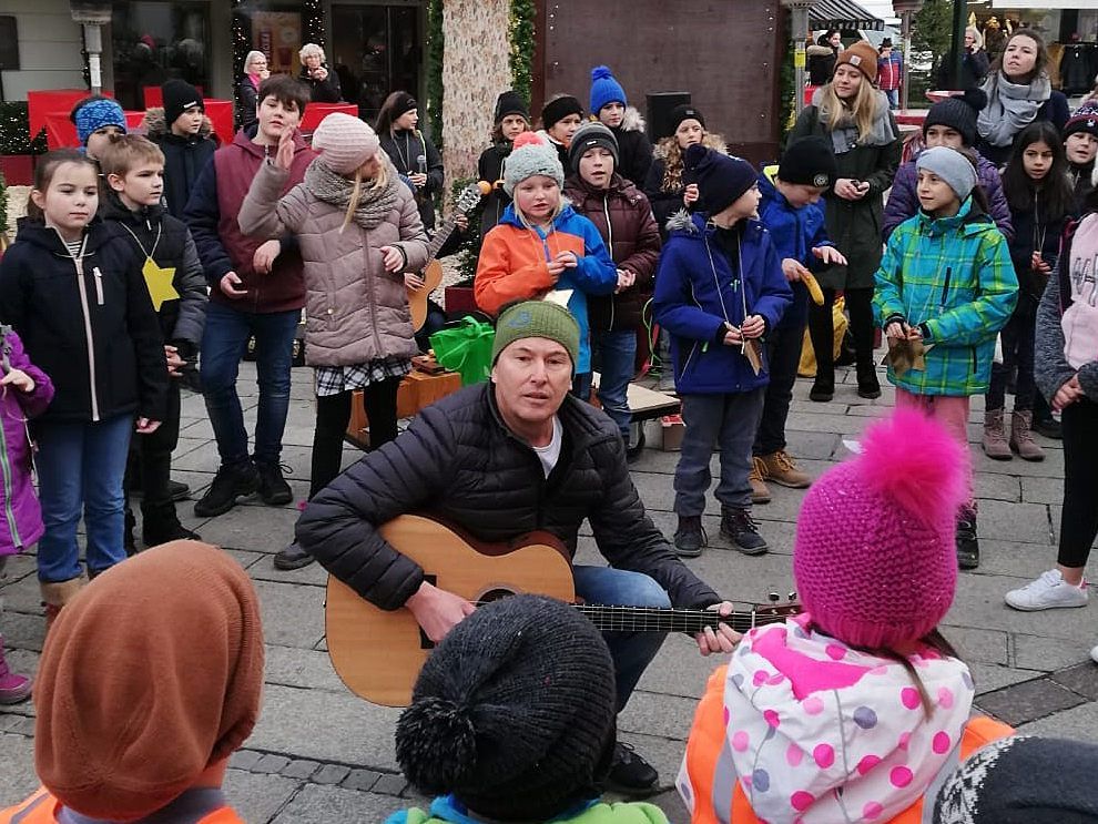 Die drei Volksschulklassen schenkten den Marktbesuchern sieben musikalische Minuten mit Gesang und Tanz. Die drei Volksschulklassen schenkten den Marktbesuchern sieben musikalische Minuten mit Gesang und Tanz.