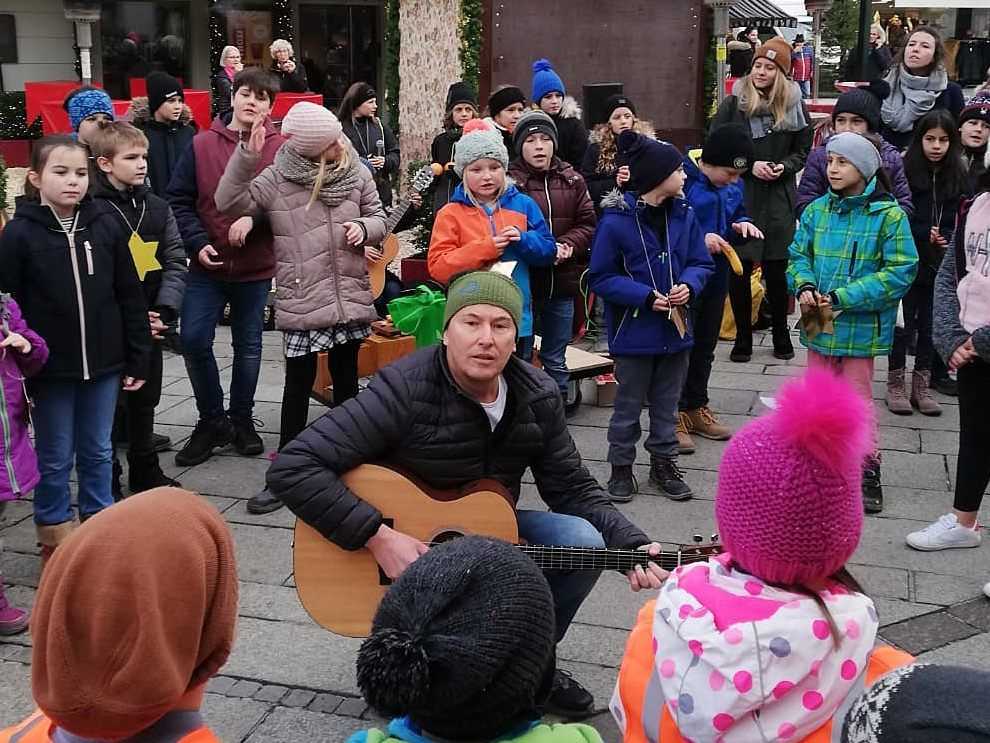 Die drei Volksschulklassen schenkten den Marktbesuchern sieben musikalische Minuten mit Gesang und Tanz.