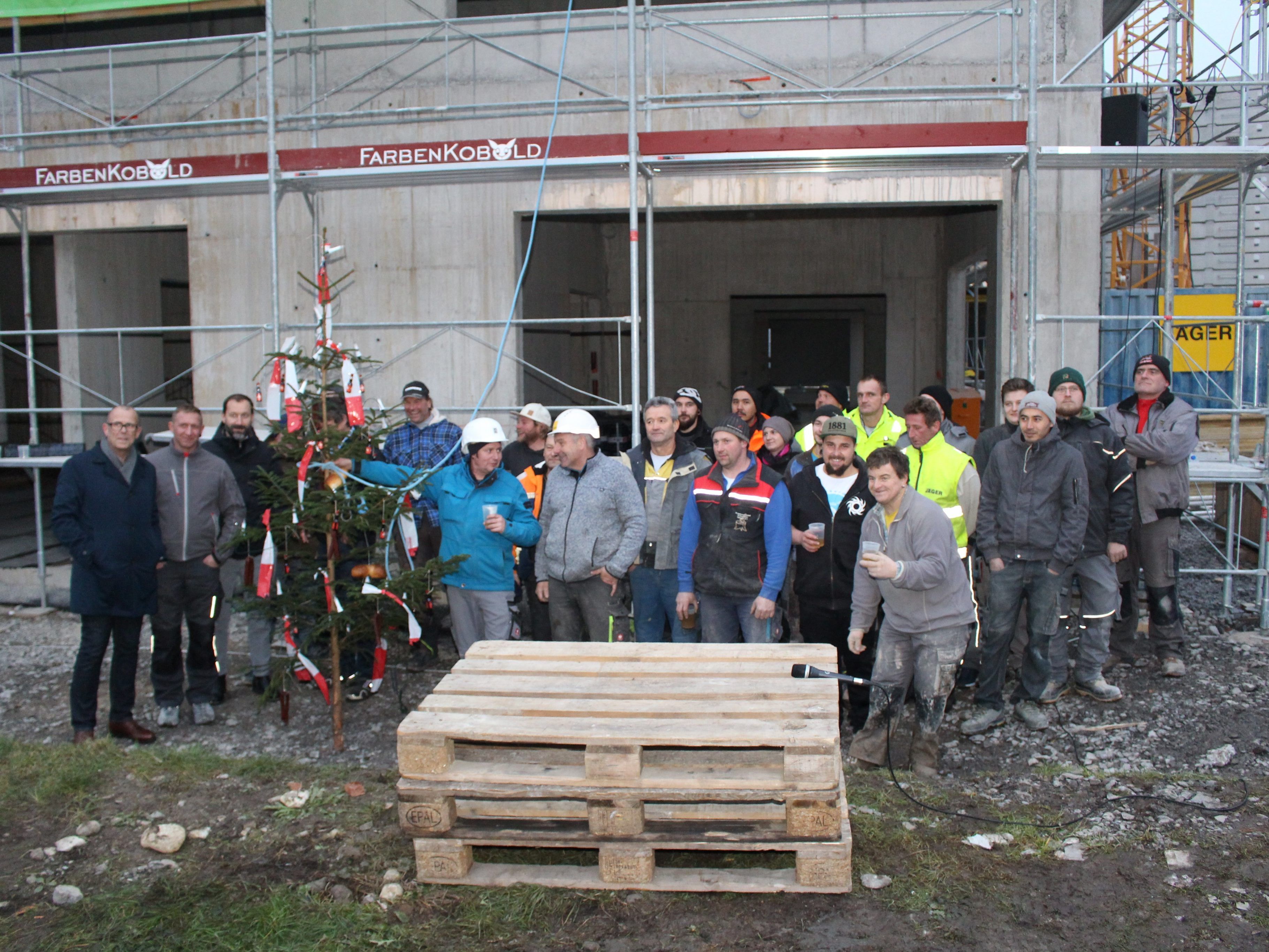 Feierliche Firstfeier am Bildungszentrum Frastanz-Hofen Feierliche Firstfeier am Bildungszentrum Frastanz-Hofen