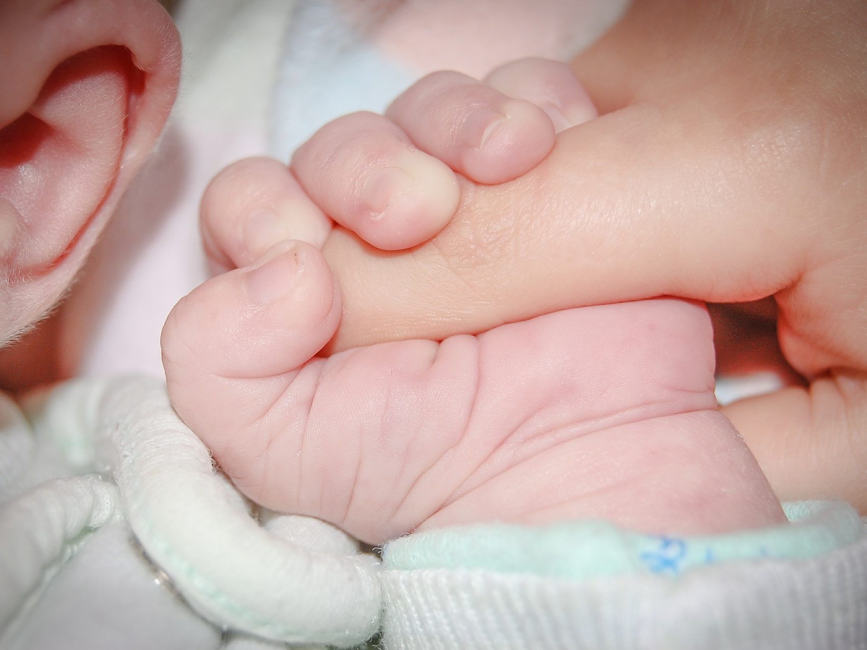 Das Baby schwebt weiterhin in Lebensgefahr.