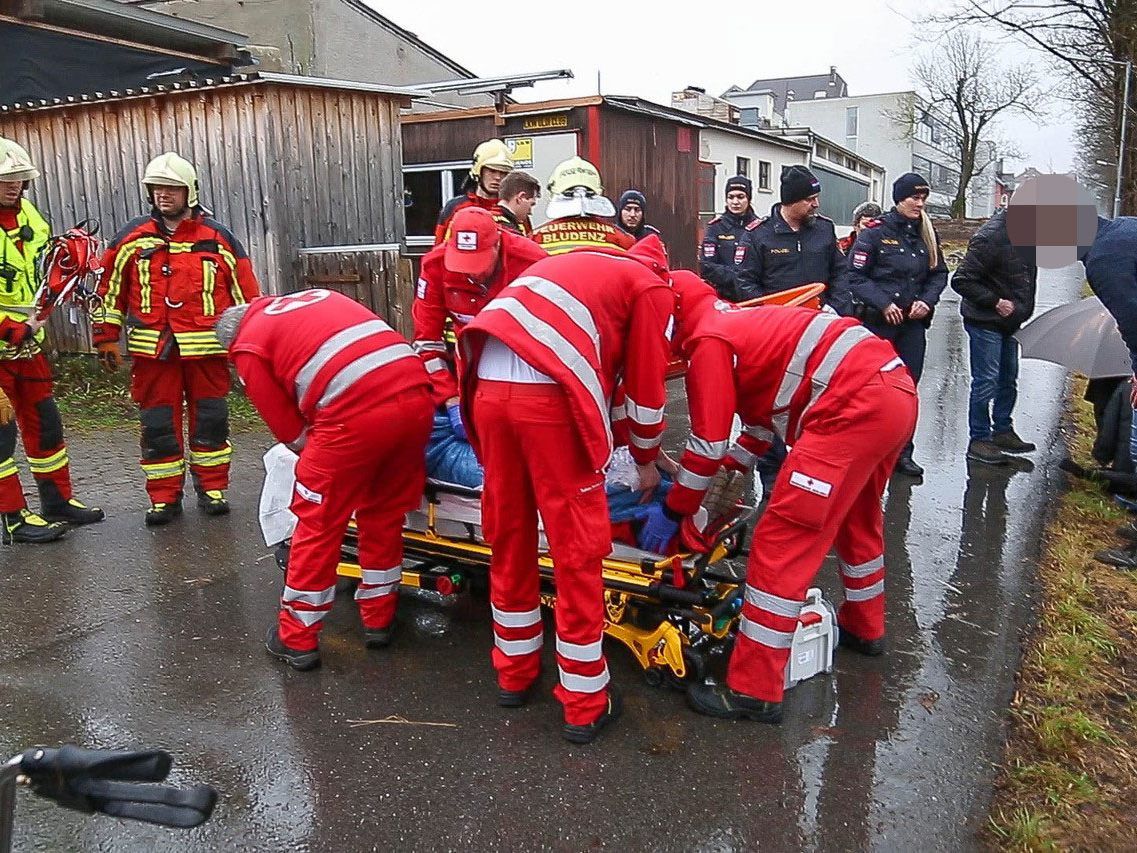 Der Mann musste von der Feuerwehr gerettet werden. Der Mann musste von der Feuerwehr gerettet werden.