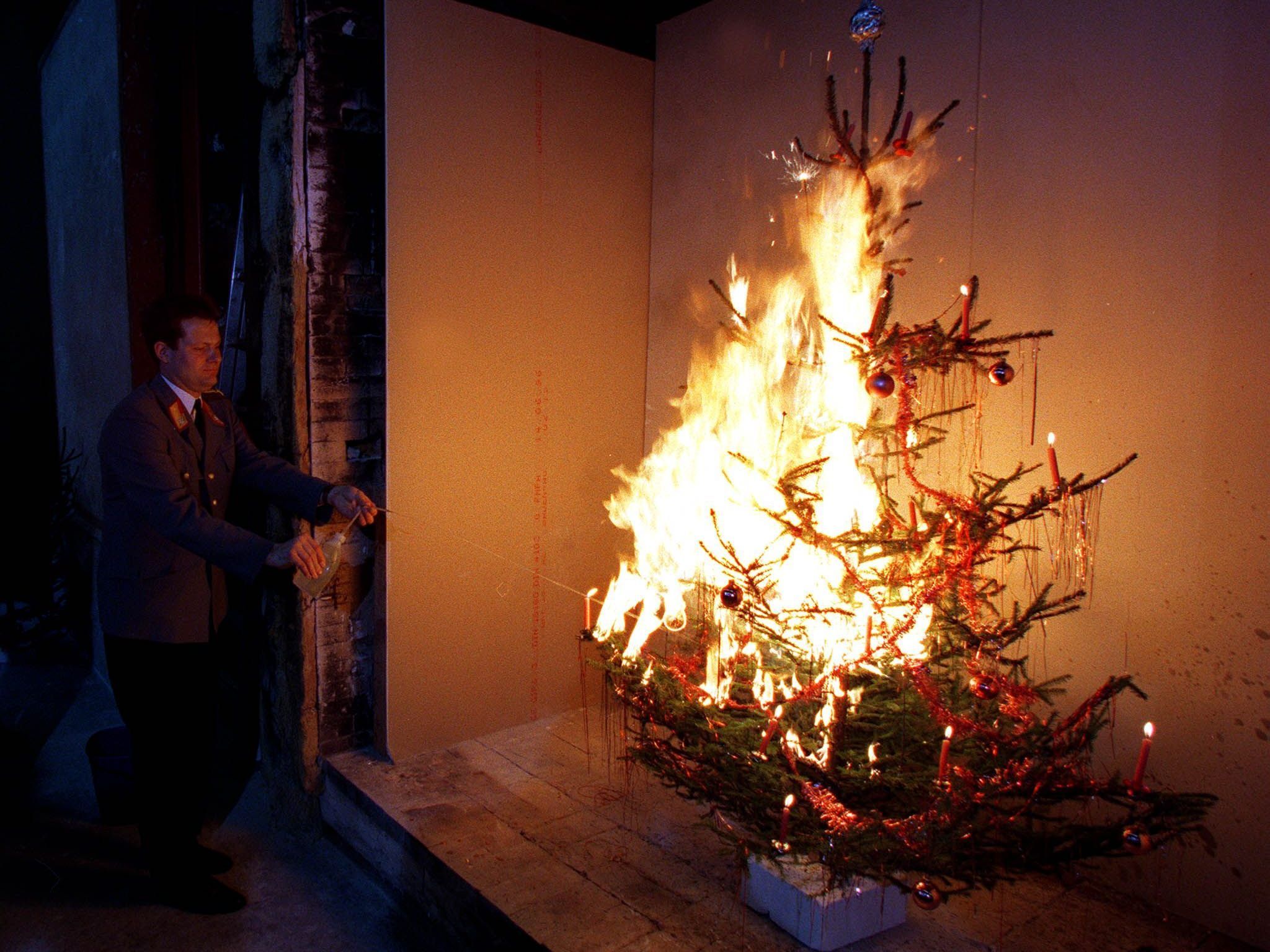 Rund um Weihnachten steigt die Feuergefahr in vielen Wohnzimmern dramatisch.