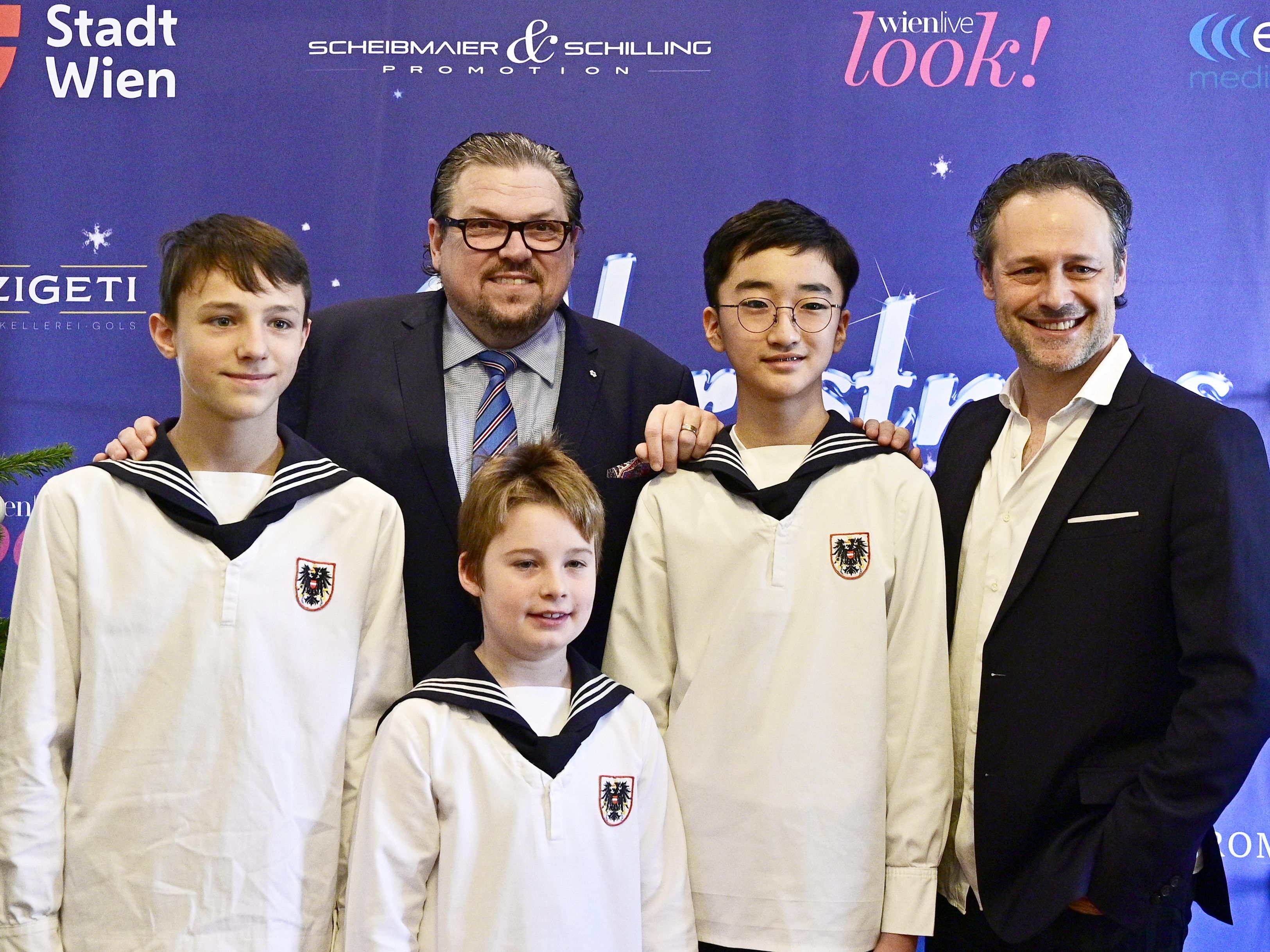 Sänger Michael Schade (L), Dirigent Sascha Goetzel und die Wiener Sängerknaben treten bei Christmas in Vienna auf.