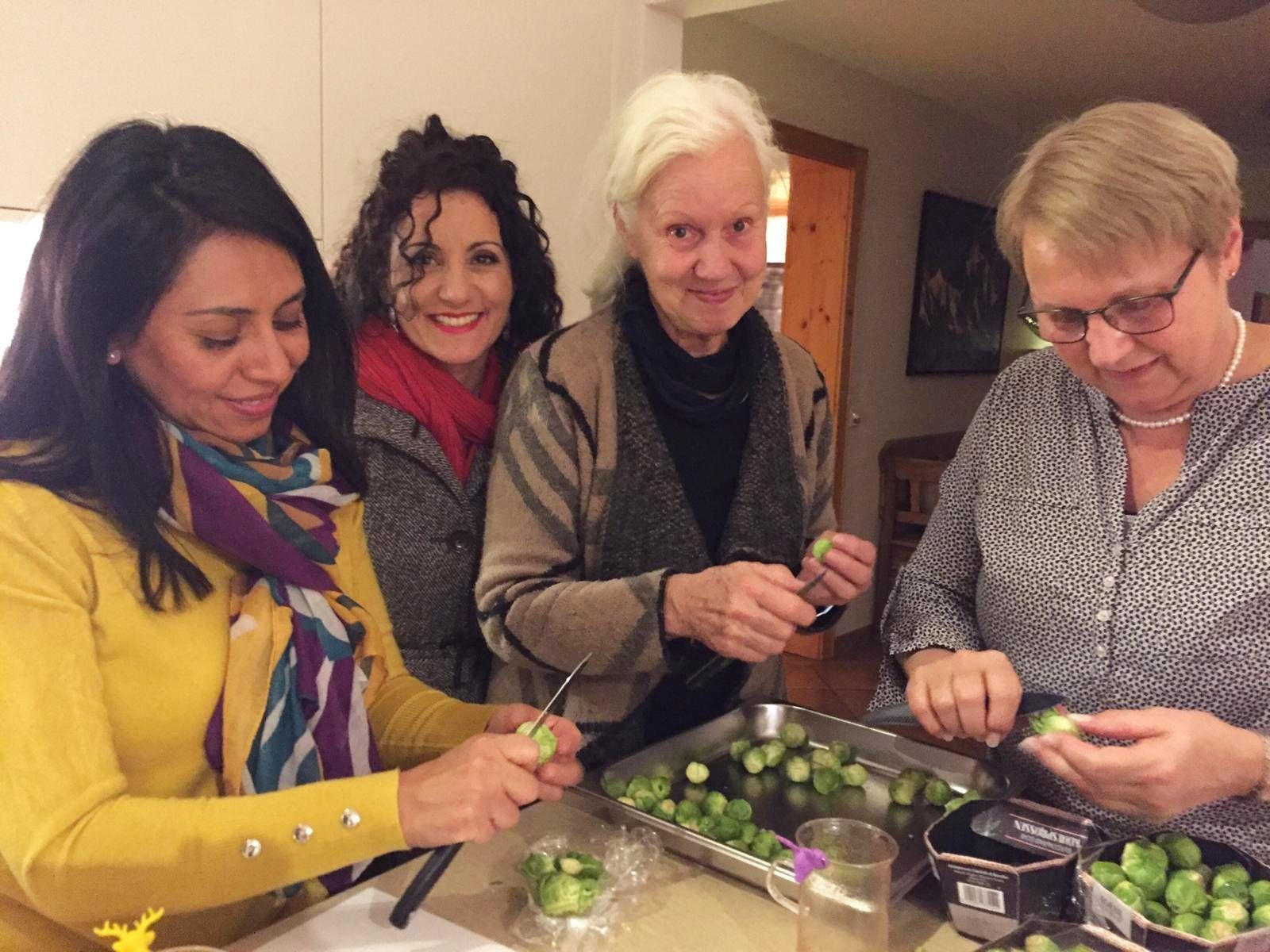 Zehn Frauen aus Spanien, Bosnien, Ecuador, Deutschland und Vorarlberg kochten und tauschten sich bei der „Weihnachtsfeier“ aus – bei Weihnachtssalat, Tapas, Rinderschmorbraten, Flan und Keksen. Zehn Frauen aus Spanien, Bosnien, Ecuador, Deutschland und Vorarlberg kochten und tauschten sich bei der „Weihnachtsfeier“ aus – bei Weihnachtssalat, Tapas, Rinderschmorbraten, Flan und Keksen.